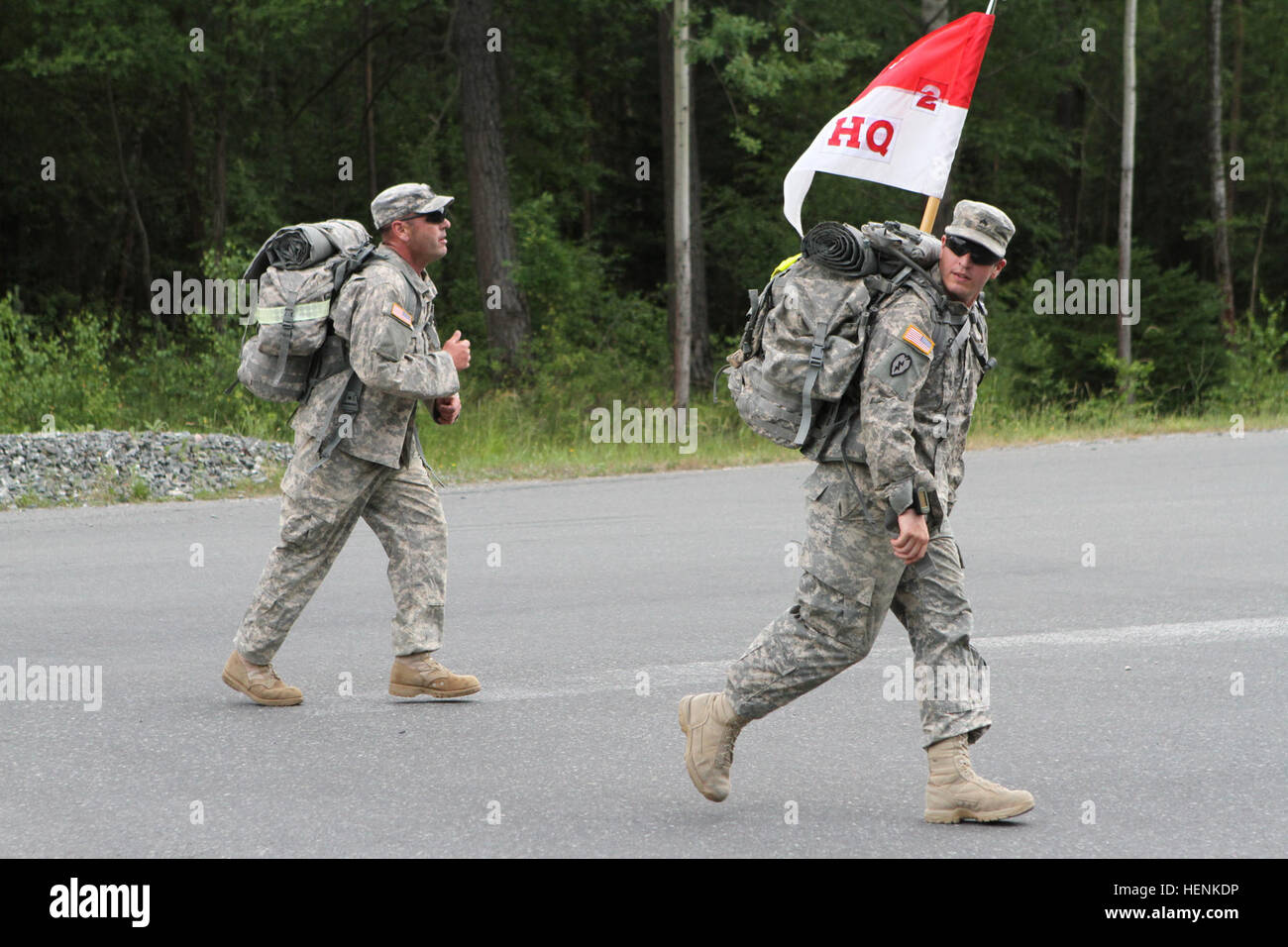 Soldati dal 1° Brigata Team di combattimento, 1° Divisione di cavalleria partecipare al 12 chilometro ruck marzo durante il tedesco Forze Armate Proficiency Test di badge a Grafenwoehr Army Base, 24 giugno. Lo spostamento fuori 140624-A-EN211-012 Foto Stock