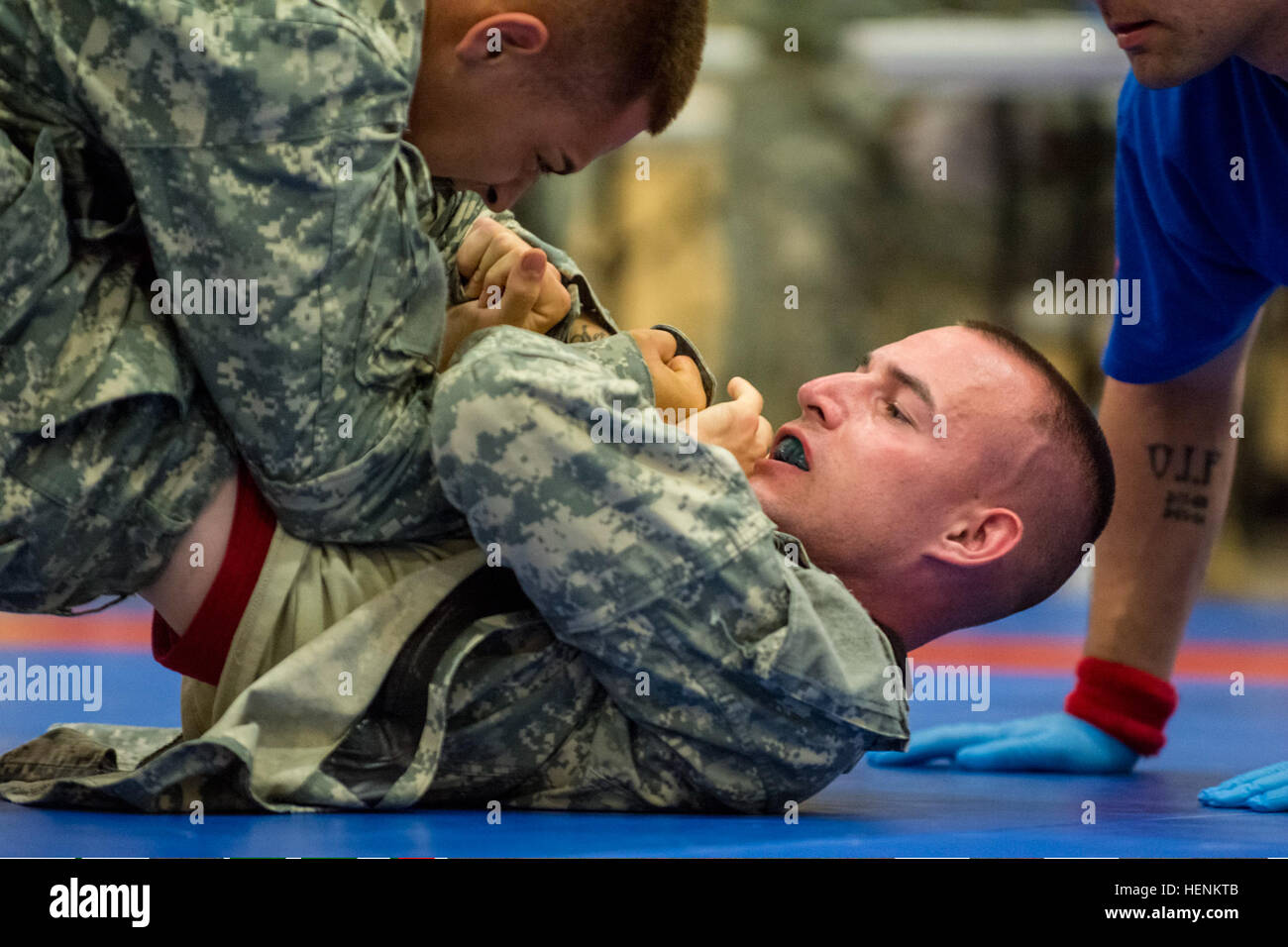 Stati Uniti Army Spc. Brandyn Sprague, top, cimenta con SPC. Zachary Nickels nell' esercito moderno torneo Combatives durante il 2014 riserva di esercito guerriero migliore concorrenza a base comuneGuire-Dix Mc-Lakehurst, New Jersey, 26 giugno 2014. (U.S. Esercito foto di Sgt. 1. Classe Michel Sauret)...... Stati Uniti Army Spc. Brandyn Sprague, top, cimenta con SPC. Zachary Nickels nell' esercito moderno torneo Combatives durante il 2014 riserva di esercito guerriero migliore concorrenza a base comuneGuire-Dix Mc-Lakehurst, Nuova 140626-A-TI382-594 Foto Stock