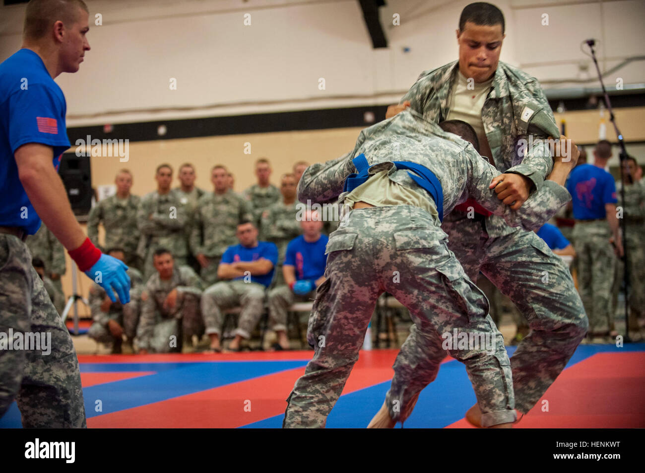 Stati Uniti Army Spc. Rahmad Gholston è pronta a prendere giù Ian Balag nell' esercito moderno torneo Combatives durante il 2014 riserva di esercito guerriero migliore concorrenza a base comuneGuire-Dix Mc-Lakehurst, New Jersey, 26 giugno 2014. (U.S. Esercito foto di Sgt. 1. Classe Michel Sauret/RILASCIATO).... Stati Uniti Army Spc. Rahmad Gholston è pronta a prendere giù Ian Balag nell' esercito moderno torneo Combatives durante il 2014 riserva di esercito guerriero migliore concorrenza a base comuneGuire-Dix Mc-Lakehurst, New Jersey 140627-A-TI382-303 Foto Stock