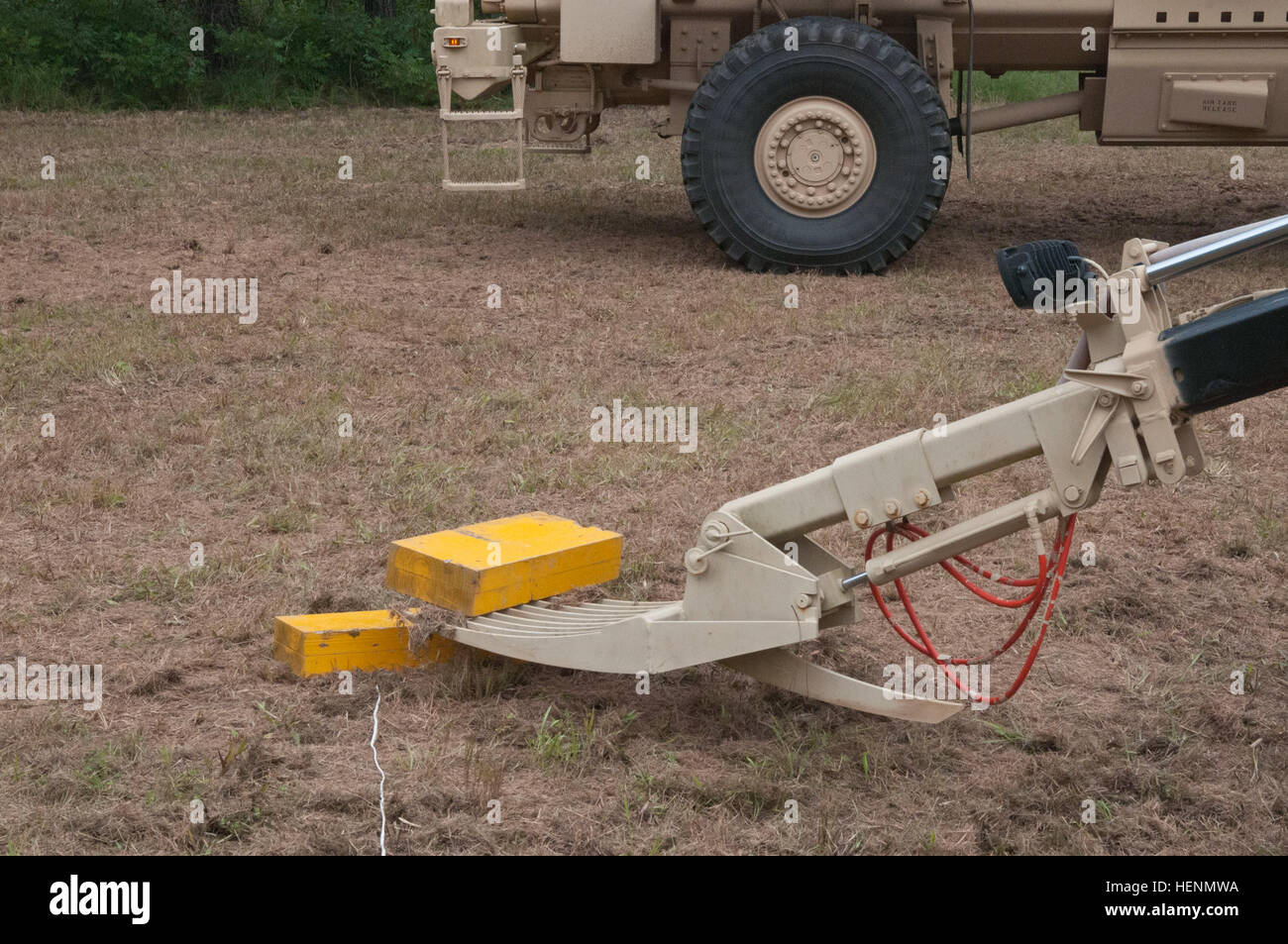 Stati Uniti La riserva di esercito di soldati con l'Ingegnere 689th Company, 420th brigata ingegnere e 412 Ingegnere Teatro comando comando installabile post, addestrato sulla miniera di Buffalo-veicolo protetto il braccio robotico prima di condurre il gioco del percorso di formazione 20 Luglio a Fort Chaffee, arca. Durante il funzionamento fiume assalto. Corsi di formazione supplementari consisteva di esplosivi improvvisati del dispositivo di formazione di sensibilizzazione, formazione medica, arma familiarizzazione e una pattuglia smontati. (U.S. Foto dell'esercito da Staff Sgt. Debralee Best) una squadra, costruzione di legami attraverso IED sconfitta 140720-A-FW423-403 Foto Stock