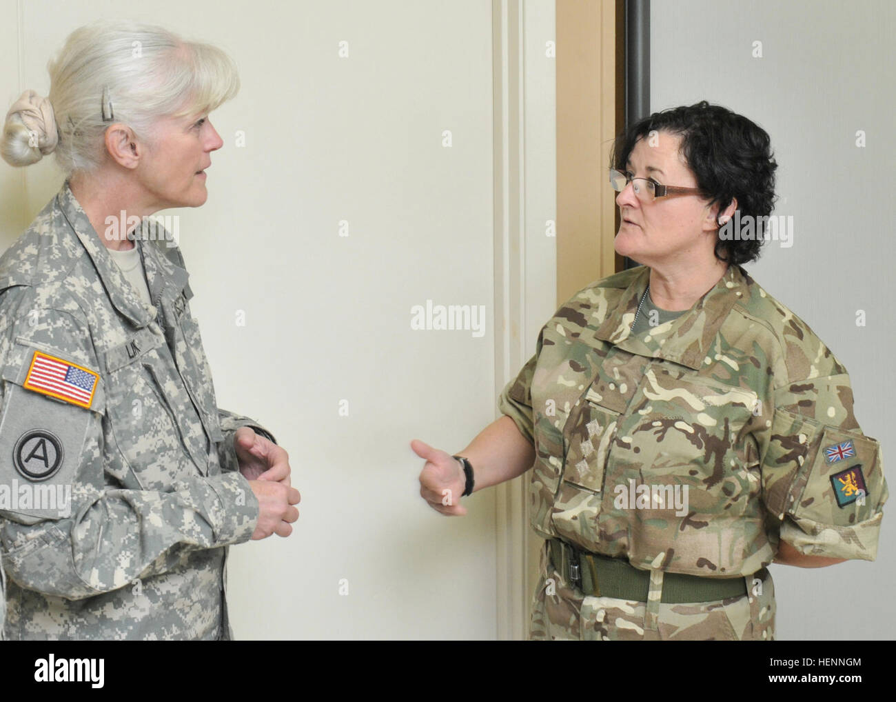 Il vice Comandante Generale dell'esercito di riserva comando medici Brig. Gen. Maria E. Link parla con l esercito britannico infermiera riserva Capt. Lorna McIntosh, campo 225th ambulanza unità mediche, Scozia all'Earle, arca. gratuito e aperto al pubblico clinica come parte dell'3274th US Army Hospital del sostegno del "Arkansas Care" dal 25 luglio al 2 agosto. La clinica è stata uno dei sei il 3274th USAH azionato in Oriente Arkansas regione. British Army Reserve infermieri join USAH 3274th in %%%%%%%%E2%%%%%%%%80%%%%%%%%98Arkansas Care%%%%%%%%E2%%%%%%%%80%%%%%%%%99 140801-A-VQ285-271 Foto Stock