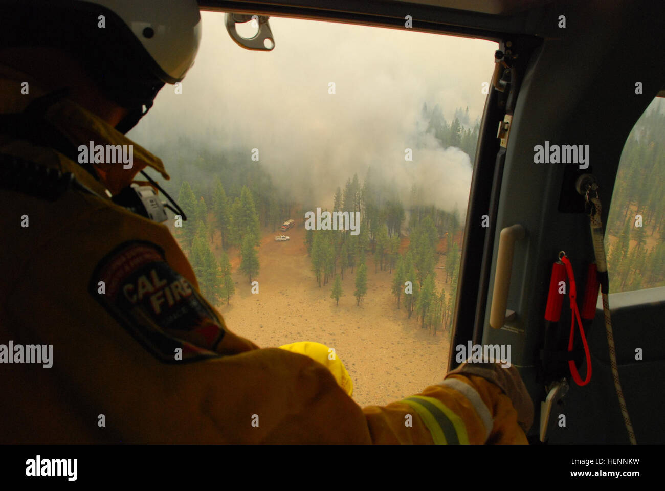 California esercito Guardia Nazionale piloti Chief garantisce 2 Dan Lowry e Scott Englebrick, sia dalla società Alfa, 3-140esimo battaglione aviazione, out of Stockton, volò il loro LUH-72 Lakota elicottero a recon il giorno fuoco vicino Fall River Mills, a nord-est del monte Shasta, 2 agosto 2014, in risposta al CNG essendo chiamato fino al montaggio di incendi nella parte settentrionale dello stato. Questo è il primo grande incendio partecipazione per l'anno. A bordo sono stati cal Fire managers Mike Diacono, che è assegnata al Nevada, yuba e Placer contee e Bob Innes, chi è assegnato al Riverside county. En route t Foto Stock