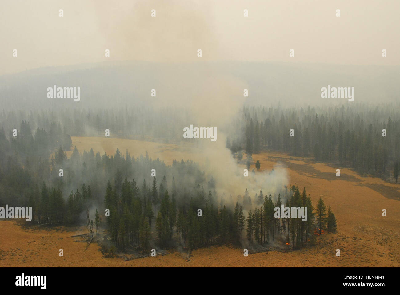 California esercito Guardia Nazionale piloti Chief garantisce 2 Dan Lowry e Scott Englebrick, sia dalla società Alfa, 3-140esimo battaglione aviazione, out of Stockton, volò il loro LUH-72 Lakota elicottero a recon il giorno fuoco vicino Fall River Mills, a nord-est del monte Shasta, 2 agosto 2014, in risposta al CNG essendo chiamato fino al montaggio di incendi nella parte settentrionale dello stato. Questo è il primo grande incendio partecipazione per l'anno. A bordo sono stati cal Fire managers Mike Diacono, che è assegnata al Nevada, yuba e Placer contee e Bob Innes, chi è assegnato al Riverside county. En route t Foto Stock