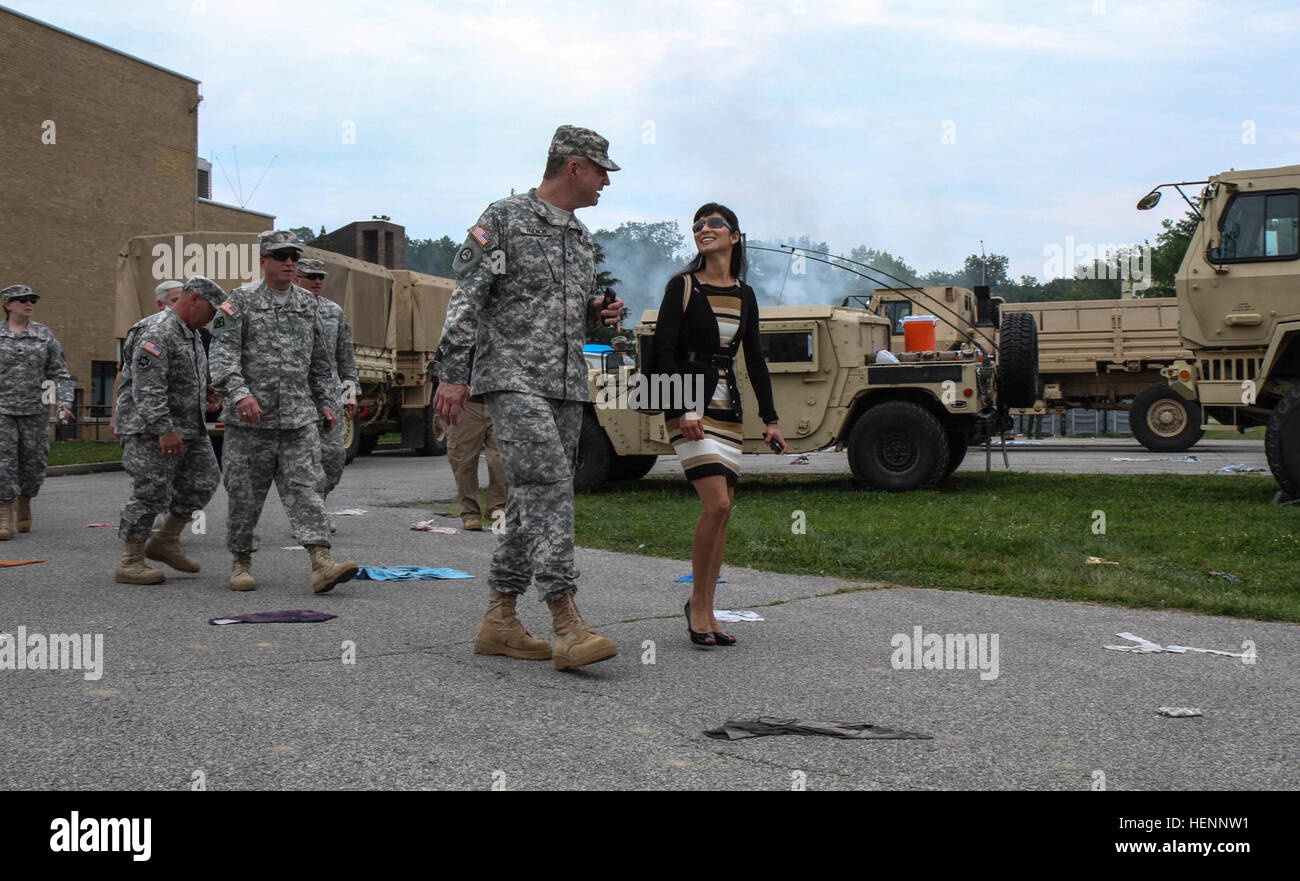 Col. Stevan francese (sinistra), vice responsabile della comunità della divisione meridionale, 75 formazione comando, Houston, Texas, Stati Uniti Esercito di riserva, passeggiate con il Dottor Sharmaine Ramasamy (a destra), direttore della difesa e della sicurezza nazionale, della scienza e della tecnologia Organizzazione per Australia, durante la risposta vibrante 14, e il Agosto 5, Muscatatuck urbano del centro di formazione, ind. Risposta vibrante è un U.S. Comando nord-sponsorizzato, U.S. Esercito guidato la formazione sul campo esercizio per chimici, biologici, radiologici, nucleari e ad alta resa di conseguenza esplosiva forze di gestione progettate per migliorare la loro capacità di rispondere alle ca Foto Stock