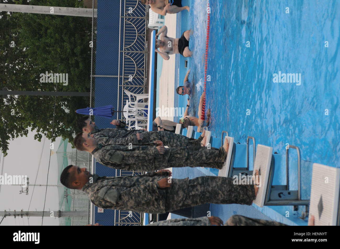 I soldati del campo 210th brigata di artiglieria, seconda divisione di fanteria, partecipare a drownproofing durante la preparazione fisica della formazione (PRT) Il 7 agosto 2014, al Camp Casey Hanson Piscina esterna su Camp Casey, Corea del Sud. Drownproofing è un metodo di acqua disaster survival praticato per migliorare soldato è pronta dovrebbe una tale situazione per loro. Soldati prendere un tuffo nel corso di formazione drownproof 140807-A-DF794-009 Foto Stock