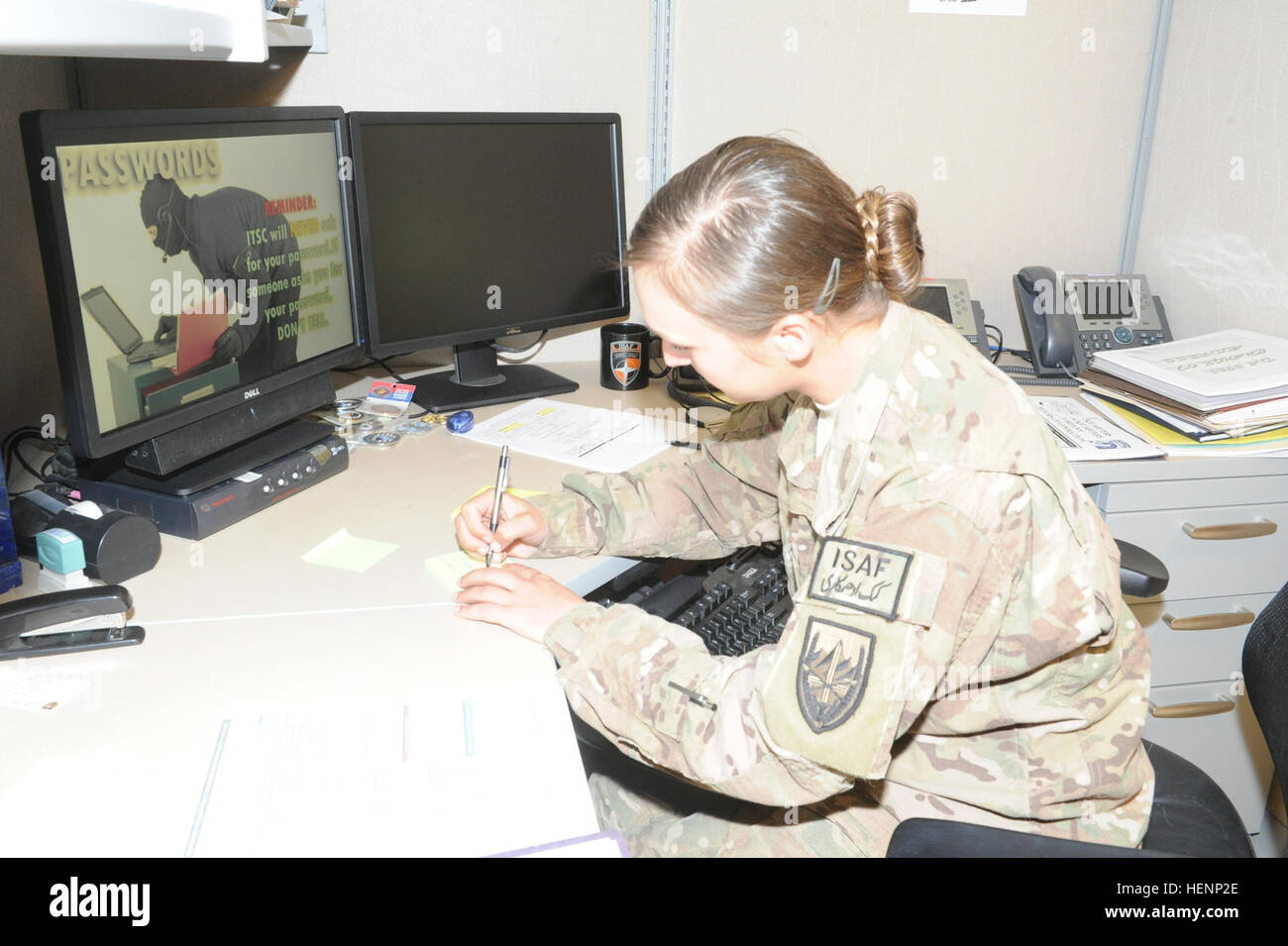 Sgt. Lauren M. Martin, che suona come un provvedimento amministrativo noncommissioned officer presso di noi Forces-Afghanistan, sede società, attualmente dispiegati in Afghanistan con la XVIII Airborne Corps, non nasconde il suo orgoglio per servire NEGLI STATI UNITI Esercito. "Non avevo mai lasciato lo stato della Pennsylvania fino a quando non sono entrato a far parte dei militari. Ho avuto il mio primo piano ride quando mi sono recato per la formazione di base. Amo ciò che faccio," ha detto Martin mentre spiegando che lei è il primo membro della sua famiglia per unire i militari. Fort Bragg paracadutista serve orgogliosamente il in Afghanistan 140810-A-AB518-003-CC Foto Stock