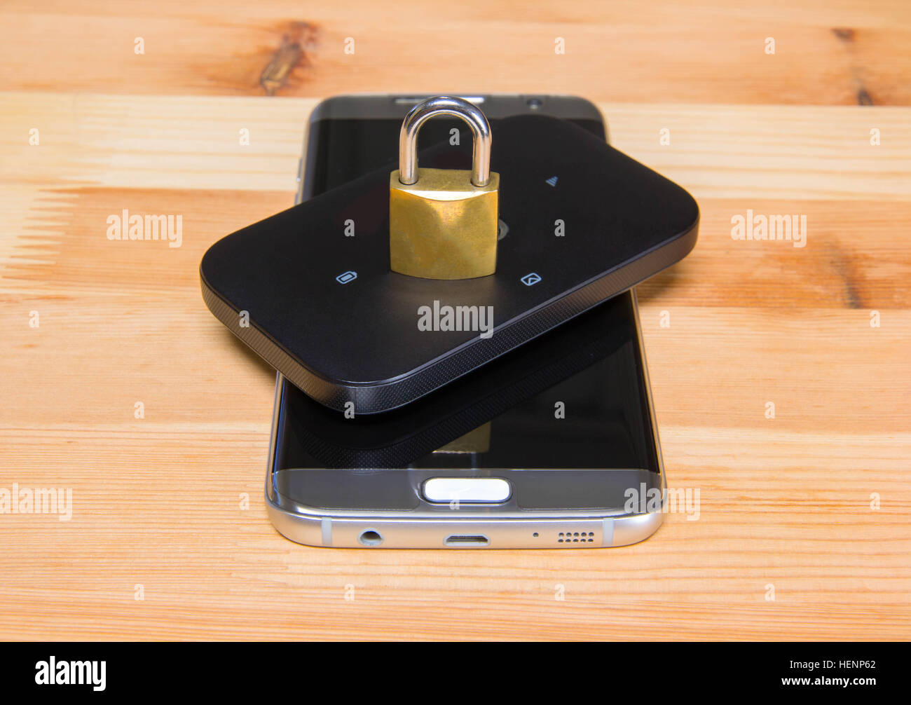 Telefono e pocket wifi sicuro, privato, connessione riservate per l'uso di internet Foto Stock