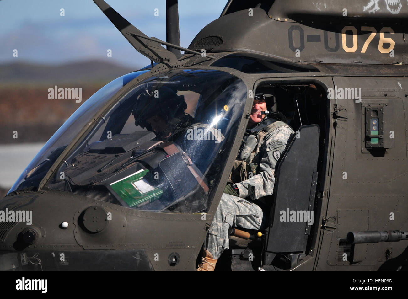 Soldati con 2° Stormo, 6° reggimento di cavalleria, XXV Combattere la Brigata Aerea, dimostrano la capacità dell'OH-58 D Kiowa Warrior al XXV divisione di fanteria Comandante Generale Il Mag. Gen. Charles Flynn, durante una funzionalità di aviazione tour presso Pohakuloa Area Formazione, Hawaii, e il agosto 16. Durante il tour, Flynn razzi caricato nell'Kiowa e ha volato in co-pilota della sede di osservare gli aeromobili di capacità di armi di prima mano. Il Mag. Gen. Flynn visite cabina a PTA 140816-A-YL528-118 Foto Stock