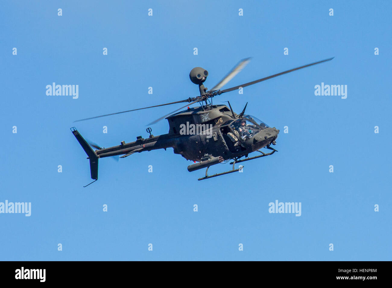 Soldati con 2° Stormo, 6° reggimento di cavalleria, XXV Combattere la Brigata Aerea, dimostrano la capacità dell'OH-58 D Kiowa Warrior al XXV divisione di fanteria Comandante Generale Il Mag. Gen. Charles Flynn durante una funzionalità di aviazione tour presso Pohakuloa Area Formazione, Hawaii, e il agosto 16. Durante il tour, Flynn razzi caricato nell'Kiowa e ha volato in co-pilota della sede di osservare gli aeromobili di capacità di armi di prima mano. Il Mag. Gen. Flynn visite cabina a PTA 140816-A-DB316-050 Foto Stock