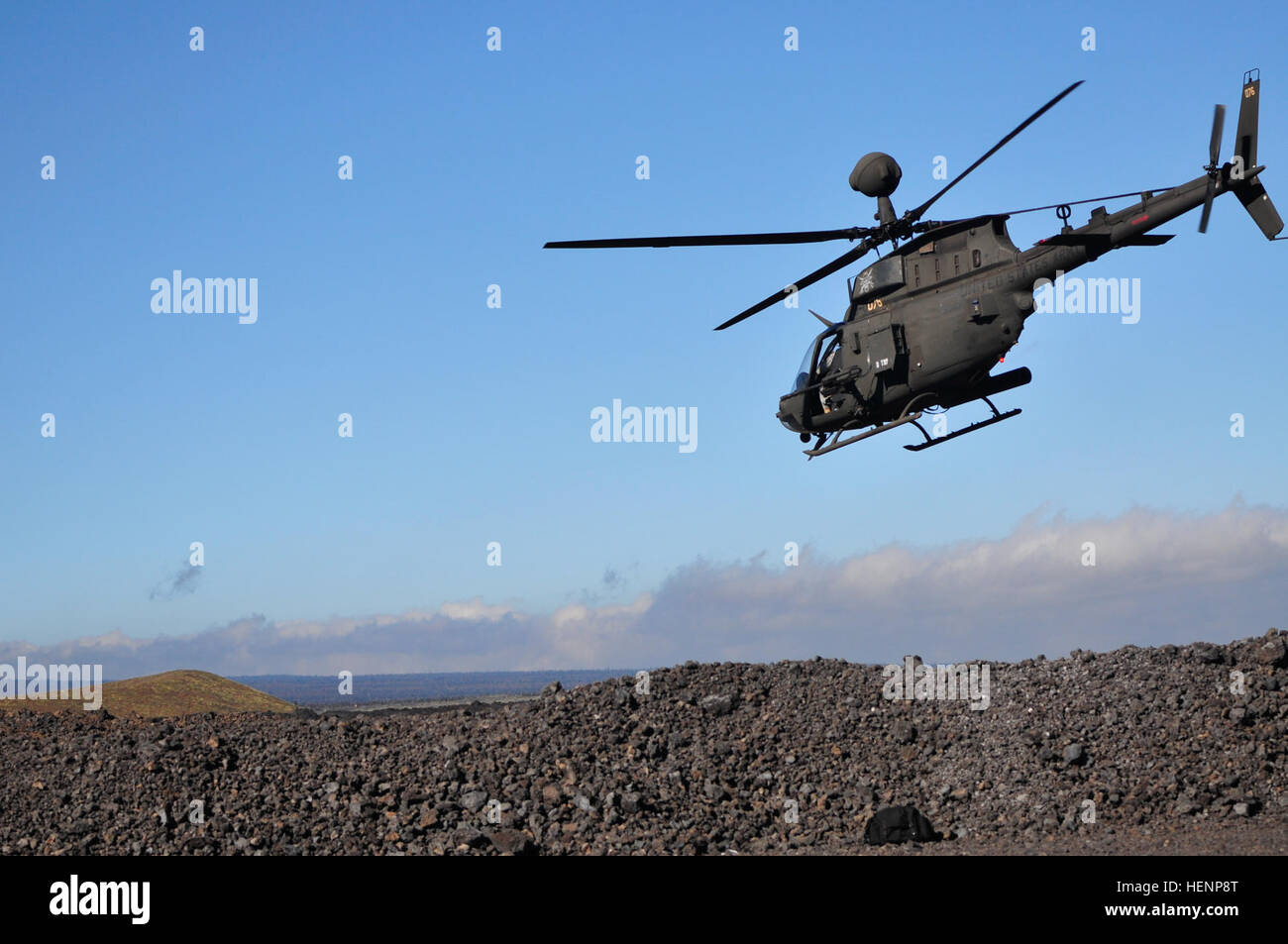 Soldati con 2° Stormo, 6° reggimento di cavalleria, XXV Combattere la Brigata Aerea, XXV divisione di fanteria, dimostrano la capacità dell'OH-58 D Kiowa Warrior per il Mag. Gen. Charles Flynn, XXV ID comandante generale, durante una funzionalità di aviazione tour presso Pohakuloa Area Formazione, Hawaii, e il agosto 16. Durante il tour, Flynn razzi caricato nell'Kiowa e ha volato in co-pilota della sede di osservare gli aeromobili di capacità di armi di prima mano. Il Mag. Gen. Flynn visite cabina a PTA 140816-A-YL528-173 Foto Stock