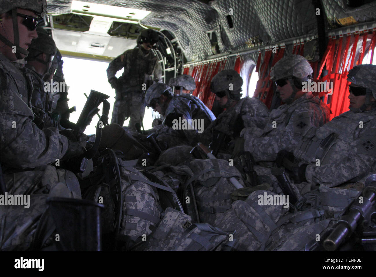 I soldati della sede e Sede Società, 1° Battaglione, 38th Reggimento di Fanteria, 1° Stryker Brigade Combat Team, 4a divisione di fanteria, godetevi un volo in un CH-47 Chinook durante il primo dei tre giorni di formazione di Malta e a un programma di valutazione, 19 Agosto, 2014. Hanno cercato di parlare sopra il rumore tremendo dei rotori in tandem ma poi appena rilassato all'interno del cumulo di riempimento marcia medio dell'elicottero. 1-38 air assault squadre mortaio 140819-A-FE868-004 Foto Stock