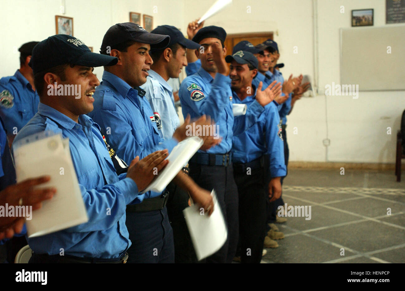 Celebrare. Inoltra una base operativa FALCON, Iraq - Un gruppo di poliziotti iracheni celebra la laurea aprile 19 a partire da un pre-Accademia Corso in corrispondenza del giunto di sicurezza Doura Stazione Situato nel Rashid il quartiere meridionale di Baghdad. Questi poliziotti hanno affinato le competenze che utilizzerà per sconfiggere il nemico di Iraq e di fornire sicurezza e protezione ai cittadini, detto U.S. Air Force Tech Sgt. Thomas Shafer, un istruttore del corso e gli stati dei JSS Doura polizia team di transizione, 3a distacco, 732nd Expeditionary forze di sicurezza Squadron, Sather Airbase, vittoria complesso di base. Shafer lungo con il PTT CONDUC Foto Stock