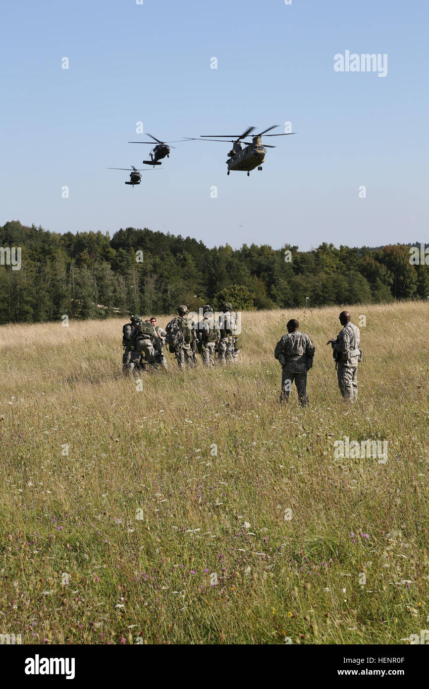 Stati Uniti I soldati del primo Squadron (airborne), 91º reggimento di cavalleria, 173rd Airborne Brigade preparare per il freddo la formazione di carico durante il training esercizio Saber Junction 2014 presso la multinazionale comune disponibilità centro in Hohenfels, Germania, Agosto 28, 2014. Giunzione di Saber 2014 prepara U.S., gli alleati della NATO e della sicurezza europea ai partner di condotta unificata operazioni terrestri attraverso la combinazione simultanea di offensiva e difensiva e operazioni di stabilità appropriati per la missione e l'ambiente. Ulteriori informazioni su Saber Junction 2014 può essere trovato alla http://www.eur.army.mil/SaberJunction/. (U.S. Foto Stock