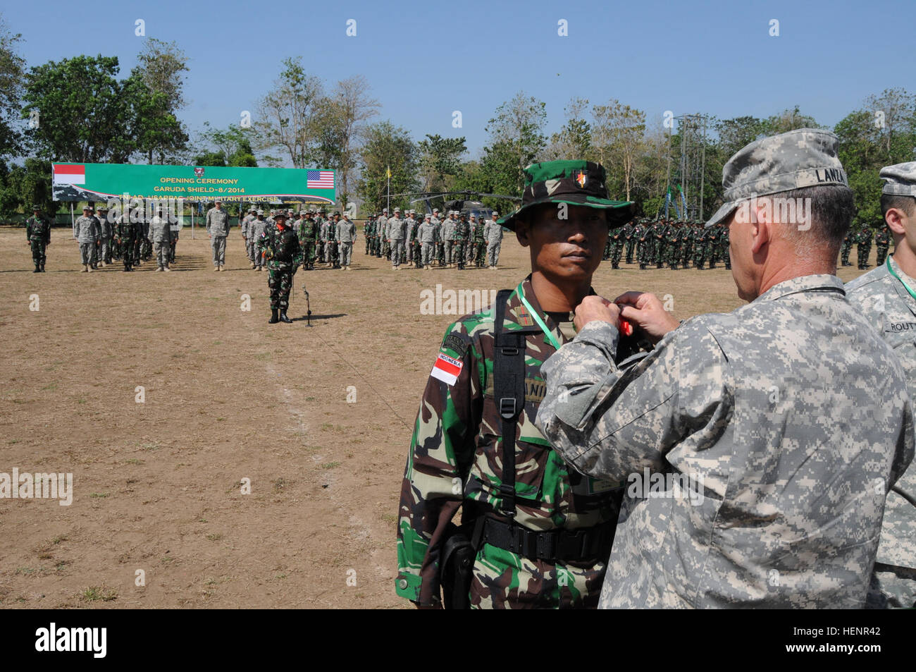 Stati Uniti Esercito Lt. Gen. Stephen Lanza, a destra il comandante generale del corpo I perni di un nastro rosso sulla spalla sinistra dell' esercito indonesiano 2 Lt. Antoni Manik, con la seconda divisione Kostrad, Tentara Nasional Indonesia segnando il ruolo dedicato della partnership le forze armate durante la cerimonia di apertura del 8° Garuda scudo 14 Esercizio a Dodiklatpur, Asem Bagus, Indonesia, Sett. 1, 2014. Garuda Shield è un regolarmente pianificate esercizio bilaterale sponsorizzato da U.S. Pacifico esercito e ospitato annualmente da Tentara Nasional Indonesia a promuovere la sicurezza regionale e la cooperazione. (U.S. Foto dell'esercito da S Foto Stock