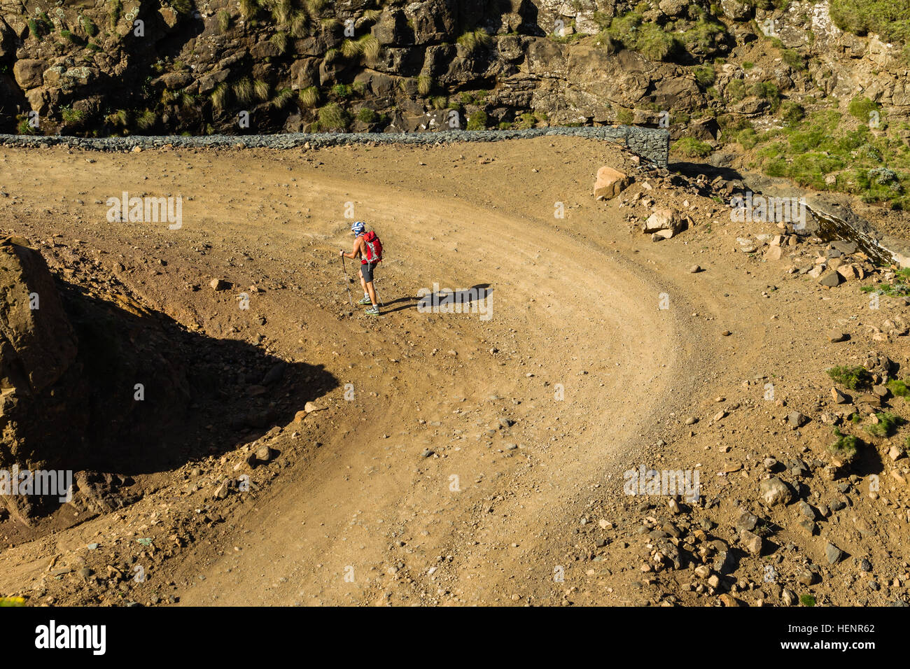 Avventura escursionista escursionismo a piedi salendo in alta montagna valle pass Foto Stock