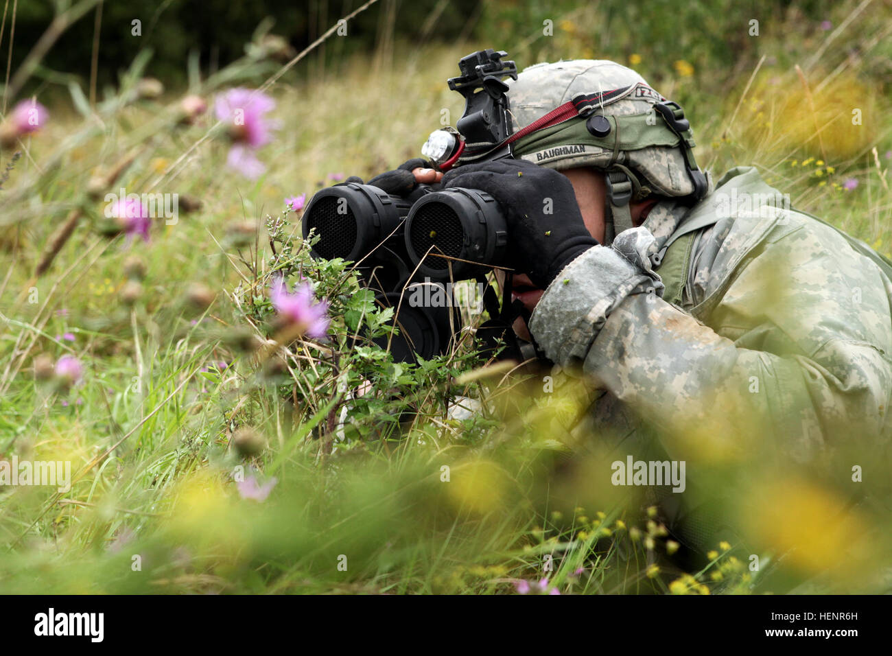 Stati Uniti Army Sgt. Adam Baughman di alfa batteria, 4° Battaglione, 319Airborne campo reggimento di artiglieria, 173rd Brigata Aerea, guarda attraverso il binocolo durante l'esercizio Saber Junction 2014 presso la multinazionale comune disponibilità centro in Hohenfels, Germania, Sett. 2, 2014. Giunzione di Saber 2014 prepara U.S., gli alleati della NATO e della sicurezza europea ai partner di condotta unificata operazioni terrestri attraverso la combinazione simultanea di offensiva e difensiva e operazioni di stabilità appropriati per la missione e l'ambiente. Ulteriori informazioni su Saber Junction 2014 può essere trovato alla http://www.eu Foto Stock