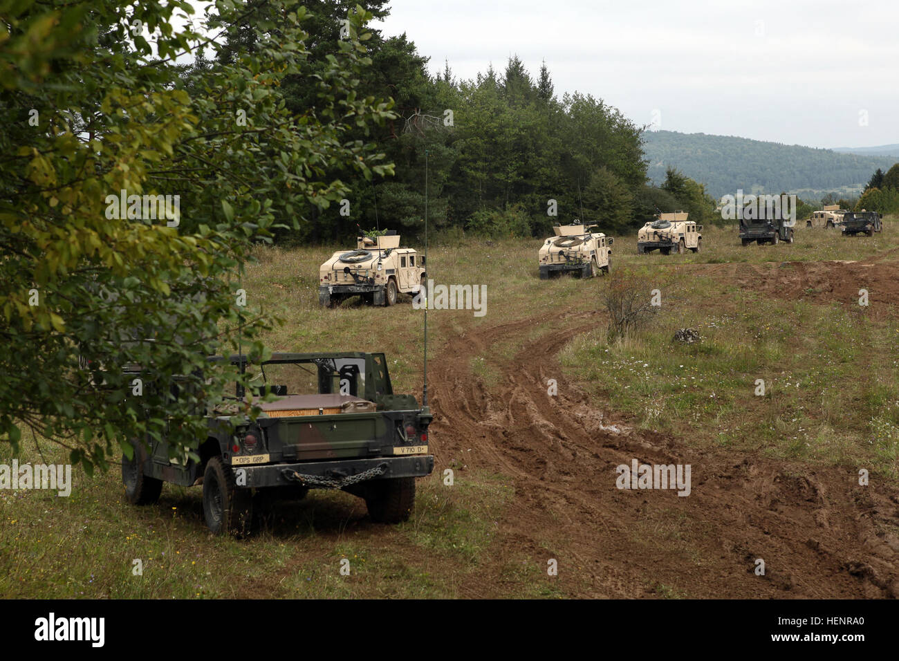Il 3 settembre 2014, durante l'esercitazione Saber Junction a Hohenfels, Germania, i soldati di artiglieria degli Stati Uniti provenienti da Golf Battery, 4th Battalion, 319th Field Artillery Regiment, 173rd Airborne Brigade Combat Team si preparano per un movimento convoglio come parte di uno scenario di addestramento multinazionale volto a migliorare l'interoperabilità alleata e la prontezza per operazioni terrestri unificate. Foto Stock