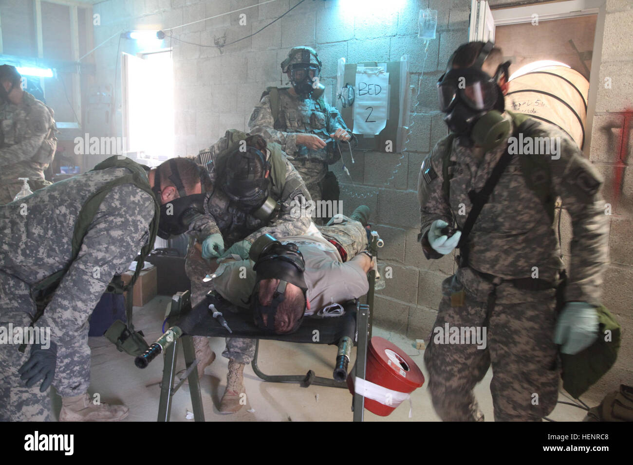 Stati Uniti Soldati di Charlie Company, vigili del battaglione di supporto, 173rd Airborne Brigade forniscono aiuti per simulare un incidente durante un trasferimento fittizio di attacco chimico durante la partecipazione in esercizio Saber Junction 2014 presso la multinazionale comune disponibilità centro in Hohenfels, Germania, Sett. 4, 2014. Giunzione di Saber 2014 prepara U.S., gli alleati della NATO e della sicurezza europea ai partner di condotta unificata operazioni terrestri attraverso la combinazione simultanea di offensiva e difensiva e operazioni di stabilità appropriati per la missione e l'ambiente. Ulteriori informazioni su Saber Junction 2014 può essere fou Foto Stock