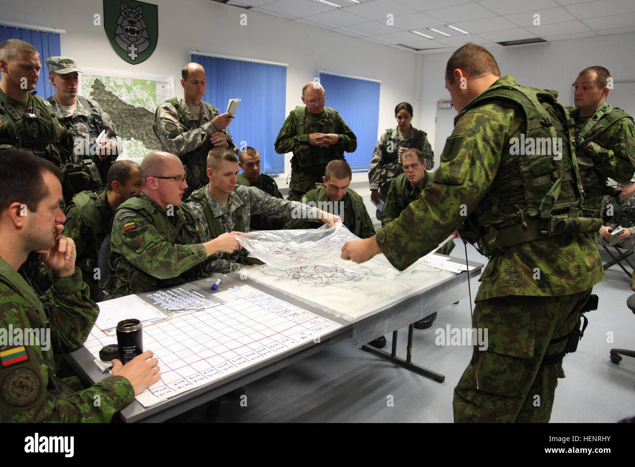 Il lituano di soldati di " Ferro Lupo' meccanizzato della brigata di fanteria e un U.S. Soldato del cinquecentesimo Engineer Company, ingegnere xv battaglione posto una sovrapposizione su una mappa mentre si lavora per coordinare missioni durante l'esercizio Saber Junction 2014 presso la multinazionale comune disponibilità centro in Hohenfels, Germania, Sett. 6, 2014. Giunzione di Saber 2014 prepara U.S., gli alleati della NATO e la sicurezza europea ai partner di condotta unificata operazioni terrestri attraverso la combinazione simultanea di offensiva e difensiva e operazioni di stabilità appropriati per la missione e l'ambiente. Ulteriori informazioni su Saber Foto Stock