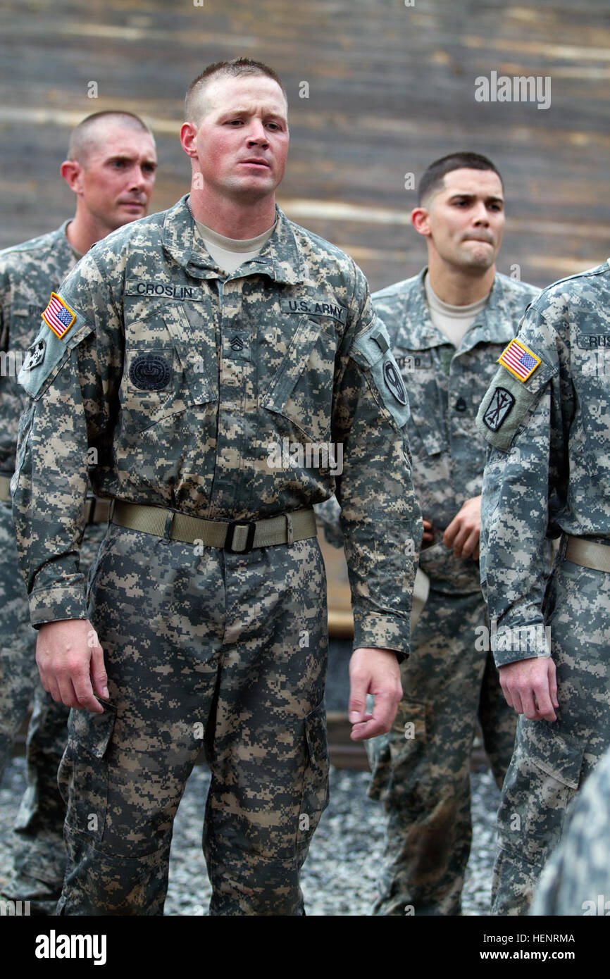 Il personale Sgt. Christopher Croslin, 95th Training Division (IET), U.S. La riserva di esercito e Sgt. 1. Classe Alex Montero, 98Training Division (IET), U.S. La riserva di esercito, prepararsi a conquistare la vittoria torre durante il 2014 trapanare il sergente dell'anno di competizione a Fort Jackson, S.C. Croslin e Montero, sia dalla formazione 108th comando (IET) sono in lotta per il titolo di riserva di esercito di praticare il sergente dell'anno. 2014 Seminatrice sergente dell'anno di competizione 140908-A-OY832-712 Foto Stock