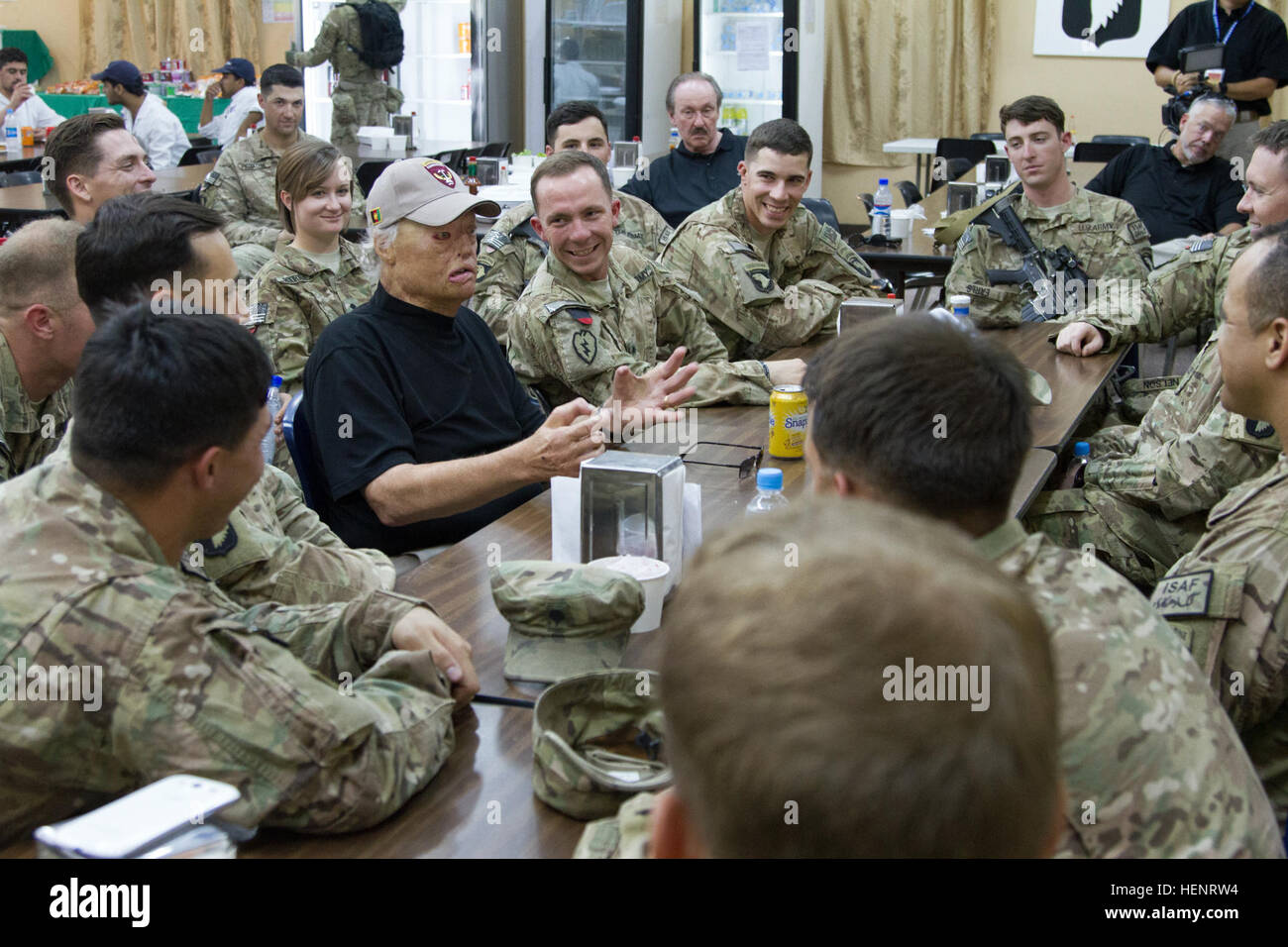 Dave Roever, veterano del Vietnam e resilienza pullman, parla alla 101ª Divisione aviotrasportata soldati circa il suo ferite subite nella guerra del Vietnam. Roever si stava preparando a lanciare un fosforo bianco granata quando un cecchino shot la granata in mano, far detonare le granate, che bruciò quasi la metà di Roever la pelle dal suo corpo. Dave visite Roever soldati in Afghanistan 140911-A-QD273-941 Foto Stock