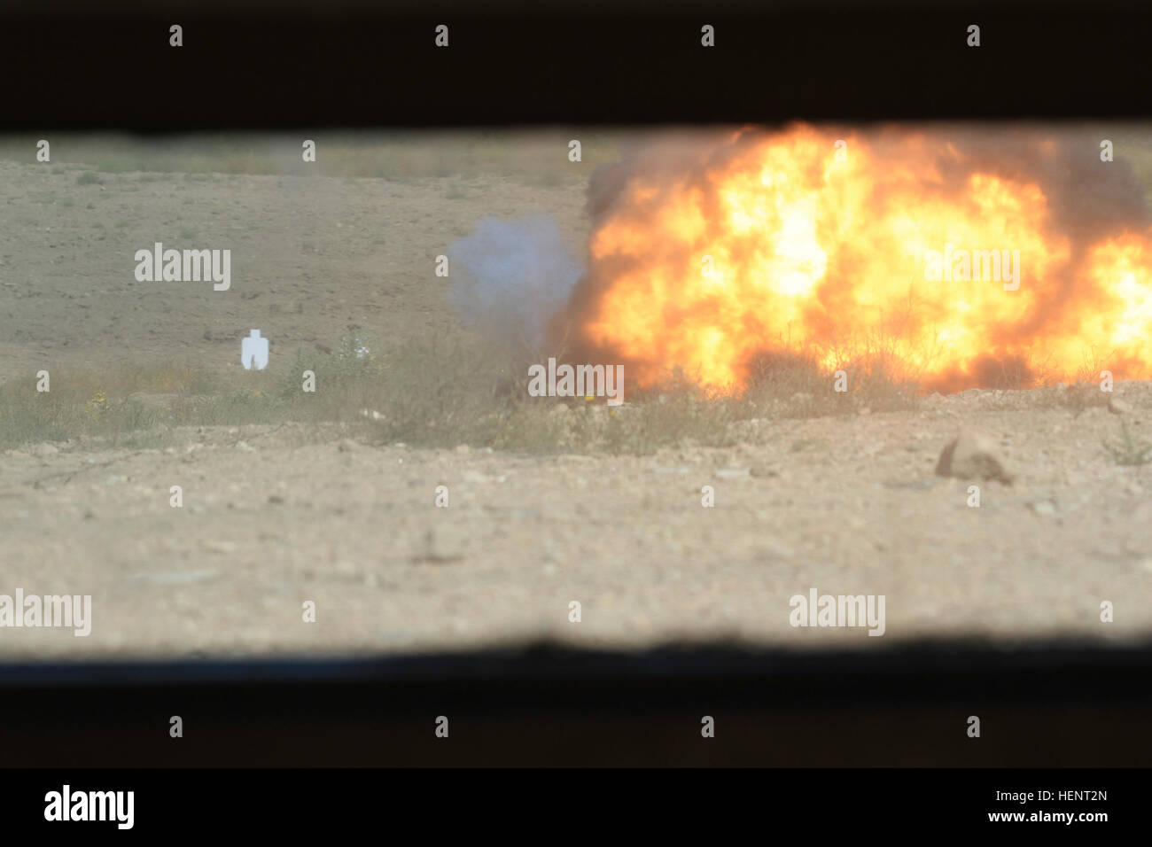 La vista attraverso una finestra di bunker quando un M18A1 claymore è controllo-detonated durante il primo battaglione, 38th Reggimento di Fanteria, 1° Stryker Brigade Combat Team, 4a divisione di fanteria, claymore gamma alla gamma 121A Sett. 16, 2014. Uno e tre quarti di libbre di C-4 esplosivi 750 spinge una ottavi di acciaio del diametro dei cuscinetti a sfera all'interno di un 60 grado arco nella parte anteriore del dispositivo in corrispondenza di una velocità di 1.200 metri al secondo durante la detonazione. La fanteria 1-38 ha un blast 140916-A-FE868-003 Foto Stock