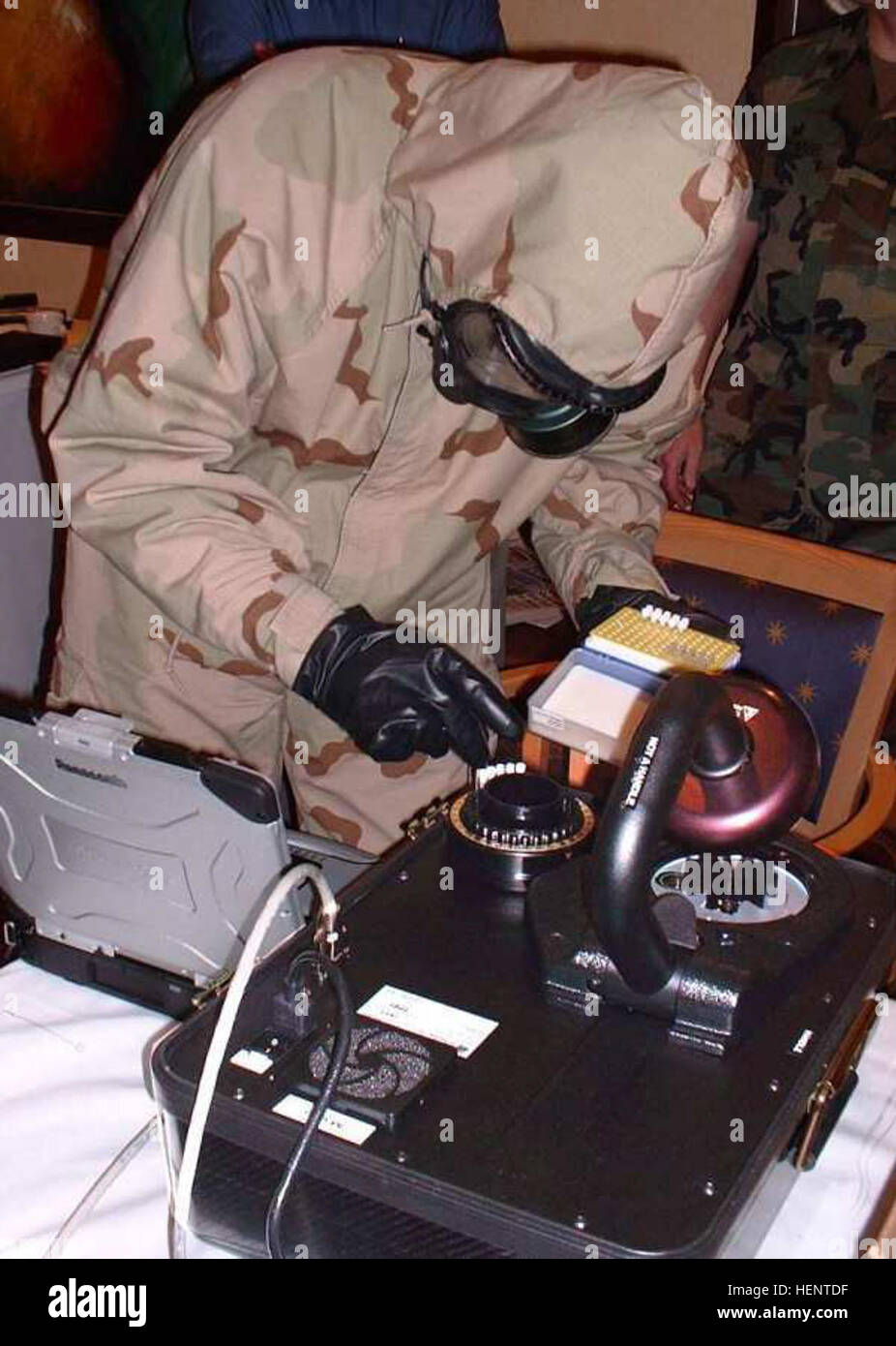 Uce Ebola nello Zaire saggio essendo eseguito su un giunto di agente biologico e di identificazione del sistema diagnostico (JBAIDS). Anni di preparazione pay off con il saggio utilizzato nella attuale epidemia di Ebola 140919-A-AB123-001 Foto Stock