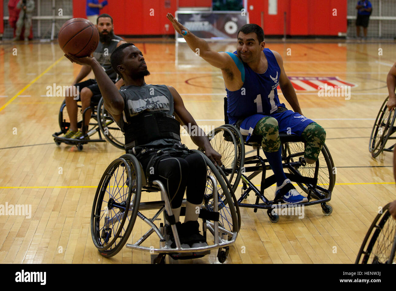 Esercito pensionato Sgt. Roosevelt J. Anderson da Chicago, passa per un colpo durante una sedia a rotelle gioco di basket contro la forza aerea team, Sett. 30, durante il 2014 Warrior giochi in Colorado Springs, Colo. il guerriero giochi, fondata nel 2010, sono progettate per il supporto di guarigione e di recupero dei feriti e ammalati e feriti i membri del servizio e i veterani attraverso adaptive sports. US Special Operations Command team, guerriero Giochi 2014 140930-A-JJ202-005 Foto Stock