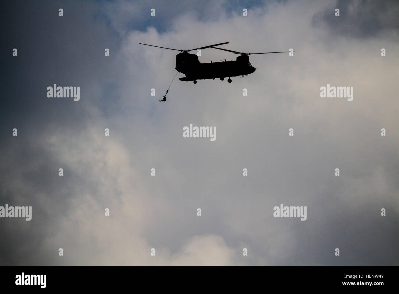 Un soldato con la quinta delle forze speciali Gruppo (Airborne) salta fuori da un CH-47 elicottero Chinook 1 Ottobre, 2014, durante la conduzione di un'acqua airborne funzionamento a Parigi Landing State Park, Tennessee (U.S. Esercito foto di Sgt. Justin A. Moeller, quinto SFG (A) Affari pubblici) quinto SFG conduce l'acqua airborne funzionamento 141001-A-DQ133-503 Foto Stock