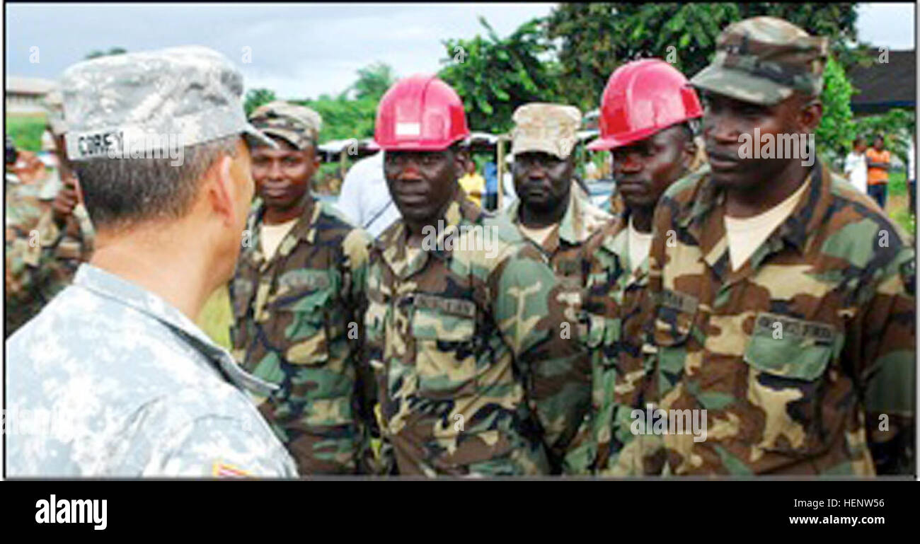 Brig. Gen.Peter L. Corey (sinistra), un vice comandante della U.S. Army Africa insieme con il Brig. Gen. Daniel Dee Ziankahn Forze Armate Liberia tour un virus di Ebola unità di trattamento sito. Si sono incontrati con la Contea Bomi soprintendenza, le forze armate della Liberia ingegneri e U.S. Navy Seabees presso il sito. Gli Stati Uniti Agenzia per lo sviluppo internazionale è il lead U.S. Organizzazione di governo per il funzionamento Regno di assistenza. Stati Uniti Africa il comando è sostenere lo sforzo fornendo il comando e il controllo della logistica e della formazione e attività di ingegneria per contenere il virus Ebola focolaio nella zona ovest di nazioni africane. (U.S. Ar Foto Stock