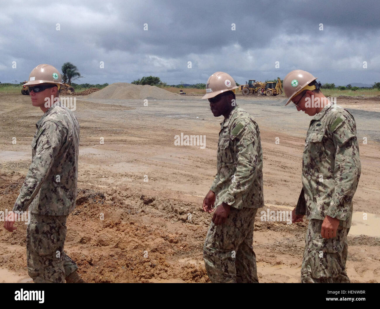 Marina gli ingegneri di combattimento noto come Seabees condurre un sondaggio del sito presso la Contea Bomi Ebola e unità di trattamento area. L'unità di trattamento in grado di supportare il funzionamento di assistenza unita.U.S. Agenzia per lo sviluppo internazionale è il lead U.S. Organizzazione di governo per il funzionamento Regno di assistenza. Stati Uniti Africa il comando è sostenere lo sforzo fornendo il comando e il controllo della logistica e della formazione e attività di ingegneria per contenere il virus Ebola focolaio nella zona ovest di nazioni africane. (U.S. Army Africa dal comando Sgt. Il Mag. Jeffery T. Stitzel) Contea Bomi Ebola e unità di trattamento sito 141003-A-ZZ999-004 Foto Stock