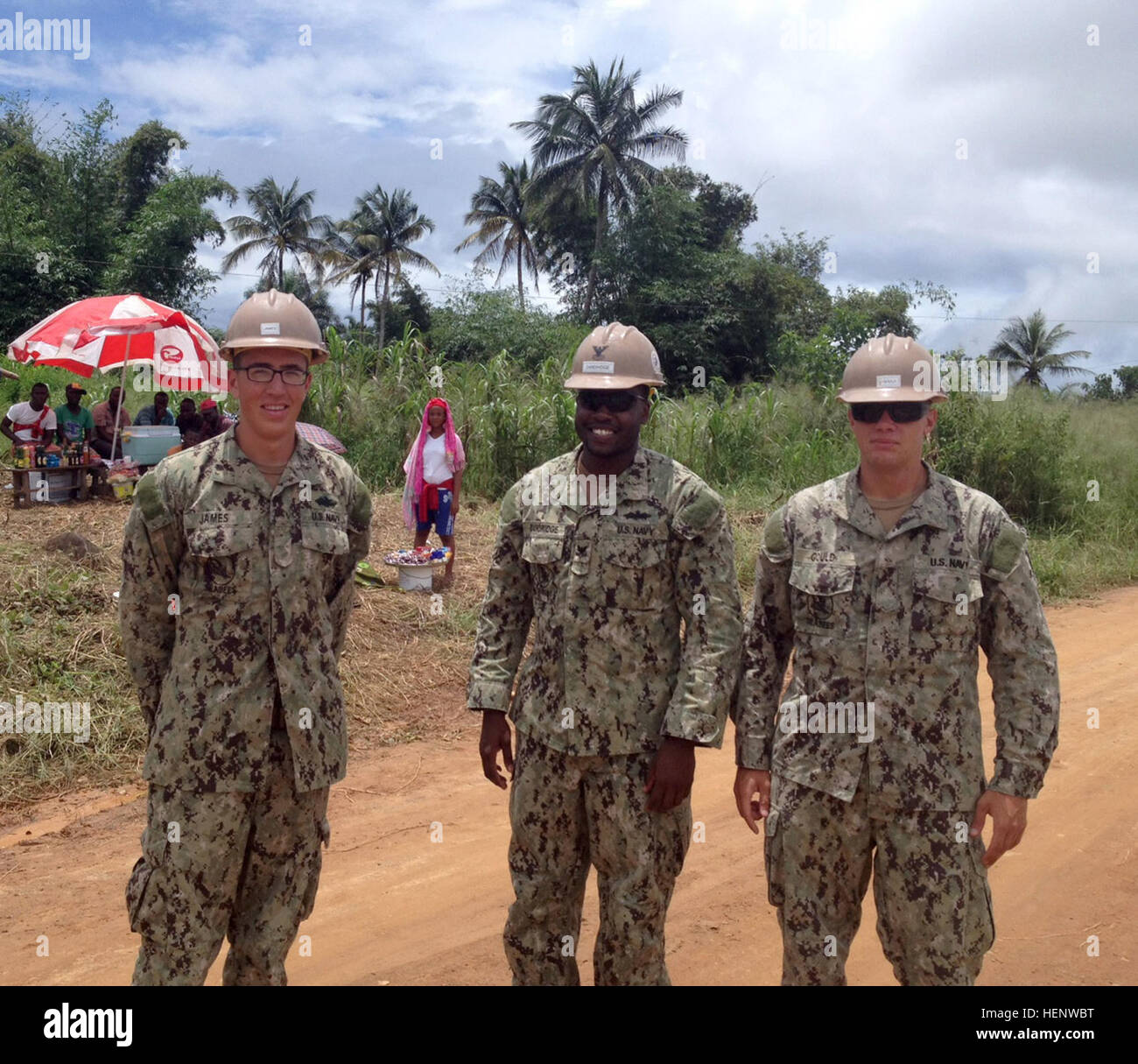 Marina gli ingegneri di combattimento noto come Seabees condurre un sondaggio del sito presso la Contea Bomi Ebola e unità di trattamento area. L'unità di trattamento in grado di supportare il funzionamento di assistenza unita.U.S. Agenzia per lo sviluppo internazionale è il lead U.S. Organizzazione di governo per il funzionamento Regno di assistenza. Stati Uniti Africa il comando è sostenere lo sforzo fornendo il comando e il controllo della logistica e della formazione e attività di ingegneria per contenere il virus Ebola focolaio nella zona ovest di nazioni africane. (U.S. Army Africa dal comando Sgt. Il Mag. Jeffery T. Stitzel) Contea Bomi Ebola e unità di trattamento sito 141003-A-ZZ999-003 Foto Stock
