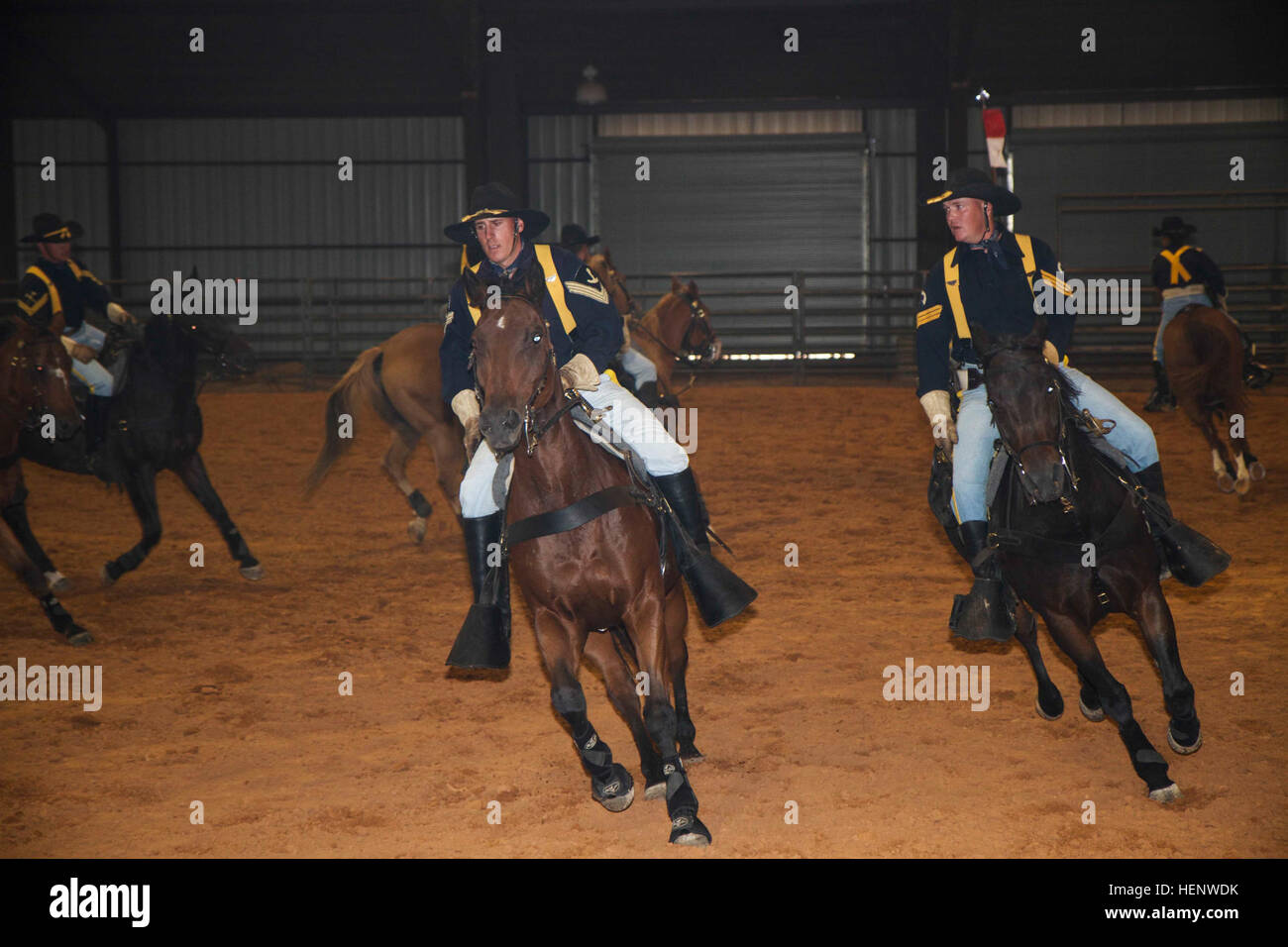 La prima divisione di cavalleria cavalleria cavallo distacco quelle trattate nella partecipazione al Leon County veterani apprezzamento evento della durata di un giorno per una dimostrazione il 4 ottobre presso il Leon County Expo Center di Buffalo, Texas. "Una delle cose che veramente spicca per me oggi è che non si tratta di veterani del giorno oggi formalmente," ha detto il rappresentante dello Stato per il distretto 57 Trento Ashby. "Ma siamo a celebrare e ringraziare coloro che hanno risposto alla chiamata al servizio di indossare la nostra nazione è uniforme, e così per me essere qui oggi a nome di 26 milioni di Texas nel nostro grande stato e di dire grazie, è veramente un onore, un Foto Stock