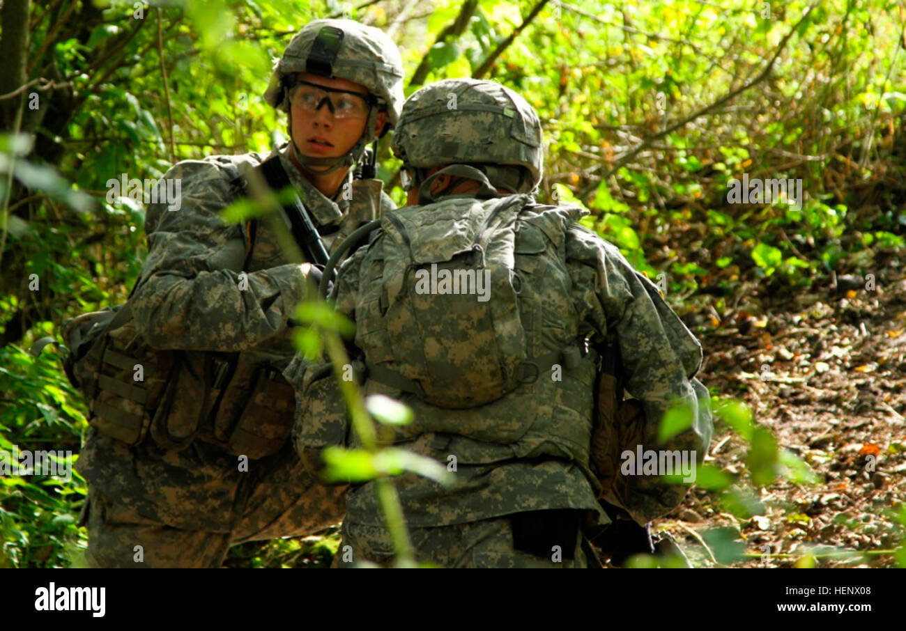 I soldati di fanteria con il secondo battaglione, dodicesimo reggimento di cavalleria, 1° Brigata Team di combattimento, 1° Divisione di cavalleria di partecipare in una squadra live fire esercizio ottobre 12, 2014, in Grafenwoehr, Germania, nel corso combinato di risolvere III. (US Army foto rilasciata da Spc. Marcus Floyd/7 Mobile degli affari pubblici distacco) Squad live fire esercizio 141012-A-ji163-048 Foto Stock