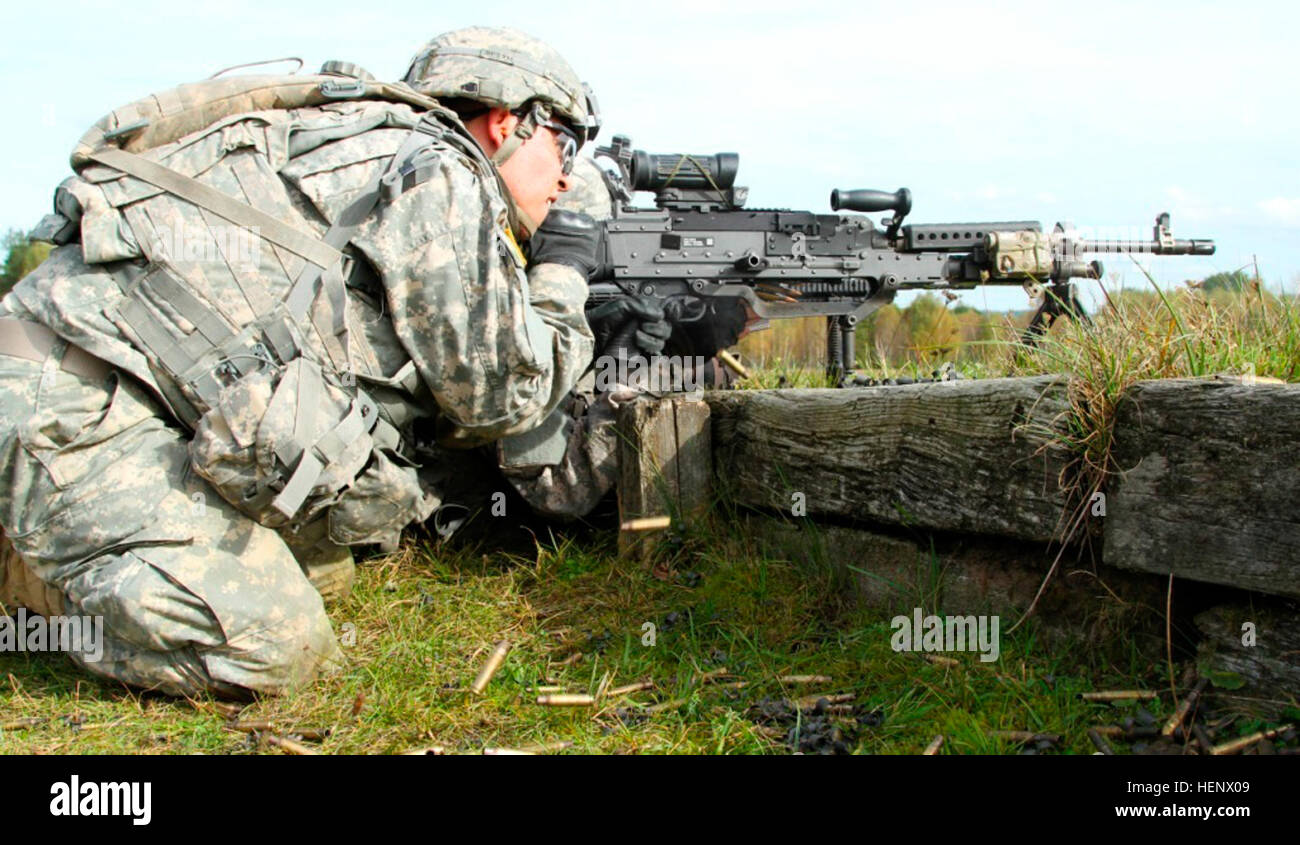 Un Soldato di fanteria con il secondo battaglione, dodicesimo reggimento di cavalleria, 1° Brigata Team di combattimento, 1° Divisione di cavalleria partecipa in una squadra live fire esercizio ottobre 12, 2014, in Grafenwoehr, Germania, nel corso combinato di risolvere III. (US Army foto rilasciata da Spc. Marcus Floyd/7 Mobile degli affari pubblici distacco) Squad live fire esercizio 141012-A-ji163-264 Foto Stock
