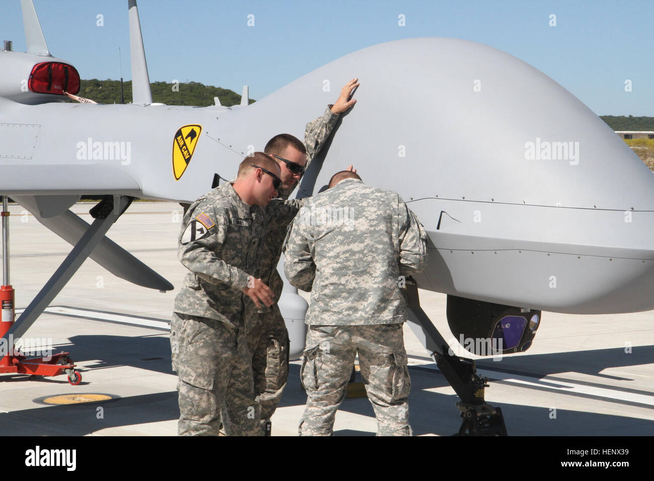 Troopers con società e, 227th reggimento di aviazione, 1° aria brigata di cavalleria, 1a divisione di cavalleria, preparare il sistema di collegamento in rete di un MQ-1C GRIGIO Eagle velivoli senza pilota sistema durante una dimostrazione di logistica da parte delle aziende E e F a ovest di Fort Hood in Texas, Ott. 17. In grado di volare in eccesso di 20.000 piedi, l'aquila grigia fornisce in tempo reale di sorveglianza, ricognizione e capacità di attacco agli aiuti troopers sul terreno e di aeromobili nel cielo. Aria grigio di cavalleria Eagle troopers sottoposti ad esercizio culminante 141016-A-WD324-023 Foto Stock