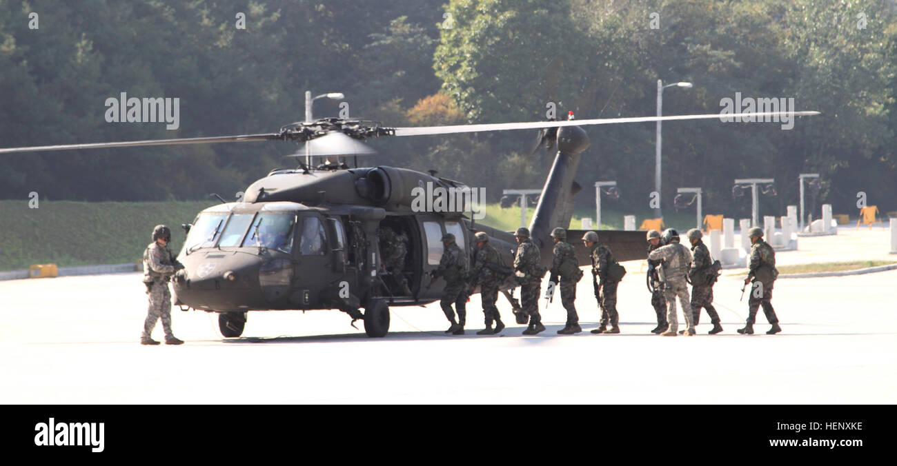 Repubblica di Corea Marines con 9 Società, ottantatreesimo Battaglione, 2° Divisione Marine e degli Stati Uniti Marines con la società C, 1° Battaglione, 3° Marines montare un UH-60 Black Hawk elicottero con la società B, secondo battaglione (assalto), 2° Reggimento di aviazione, 2a combattere la Brigata Aerea durante un combinato di air assault esercizio ott. 25, 2014. (U.S. Esercito foto di Sgt. 1. Classe Vincent Abril, seconda cabina PAO) zio e nipote mettere la famiglia e la missione prima 141015-A-ZF701-998 Foto Stock