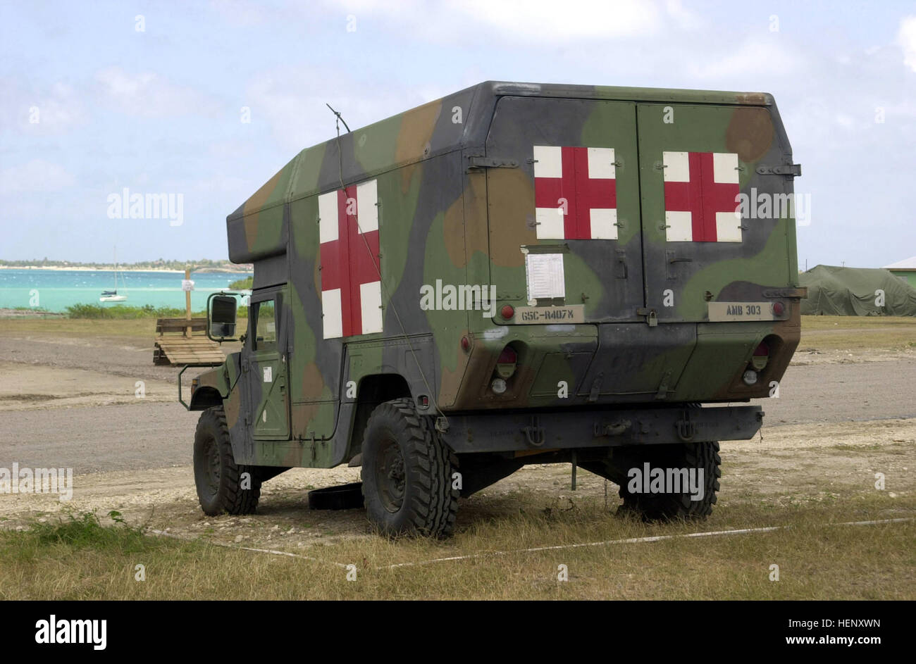 Un High-Mobility multiuso di veicolo su ruote (HMMWV) M-997 ambulanza del 407 ambulanza compagnia (AC), con la 369 di supporto di combattimento Ospedale (CSH), sessantacinquesimo supporto regionale comando (RSC), Puerto Rico, siede sulla penisola Crabbs, durante il Tradewinds 2002 Formazione sul campo di allenamento (FTX), sull'isola di Antigua. US Army Ambulanza Foto Stock