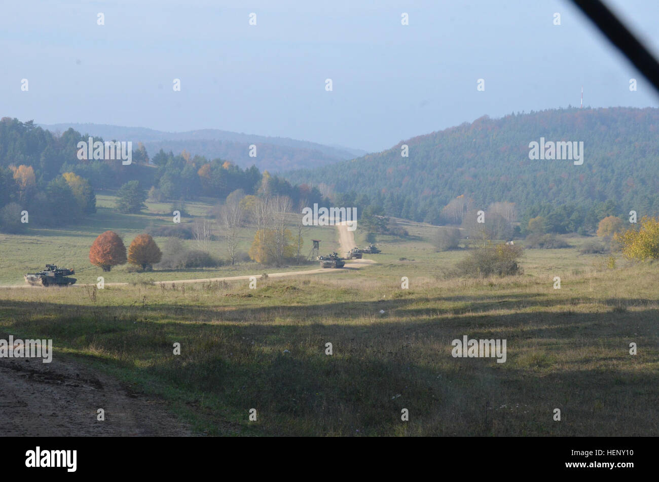 U.S Army M1A2 Abrams serbatoi di assalto Company, 2° Battaglione, 12 reggimento di cavalleria, 1° Brigata Team di combattimento, 1° Divisione di cavalleria iniziare a impostare la sicurezza mentre si conduce una pattuglia durante l esercizio fisico combinato risolvere III presso la multinazionale comune disponibilità centro in Hohenfels, Germania, nov. 2, 2014. Risolvere combinato III è una multinazionale di esercizio, che include oltre 4.000 partecipanti provenienti da la NATO e i paesi partner, ed è progettata per fornire un complesso scenario di addestramento che si concentra sulle multinazionali terra unificata operazioni e rafforza l'impegno degli Stati Uniti per la NATO e per l'Europa. (U.S. Esercito Foto Stock