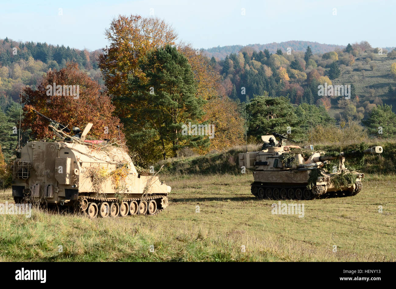 Stati Uniti I soldati del primo battaglione, ottantaduesima campo reggimento di artiglieria, 1° Brigata Team di combattimento, 1° Divisione di cavalleria preparare per il convoglio movimento durante l esercizio fisico combinato risolvere III presso la multinazionale comune disponibilità centro in Hohenfels, Germania, nov. 2, 2014. Risolvere combinato III è una multinazionale di esercizio, che include oltre 4.000 partecipanti provenienti da la NATO e i paesi partner, ed è progettata per fornire un complesso scenario di addestramento che si concentra sulle multinazionali terra unificata operazioni e rafforza l'impegno degli Stati Uniti per la NATO e per l'Europa. (U.S. Foto dell'esercito da Staff Sgt. Randy Florendo/rilasciato) Foto Stock