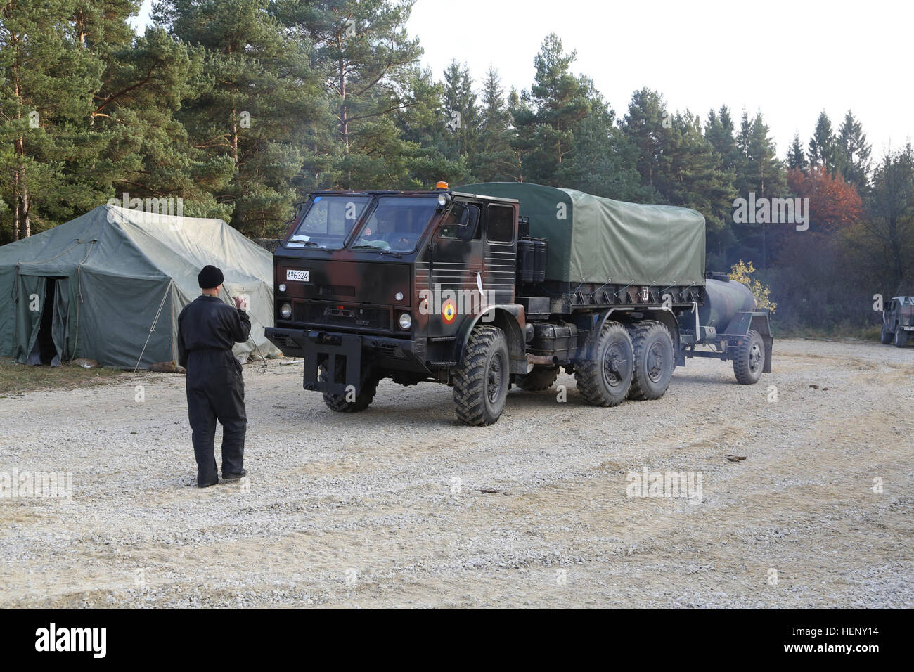 Un soldato rumeno del xxi battaglione montato su guide di un veicolo di trasporto all'interno di un avamposto di combattimento durante l esercizio fisico combinato risolvere III presso la multinazionale comune disponibilità centro in Hohenfels, Germania, nov. 2, 2014. Risolvere combinato III è una multinazionale di esercizio, che include oltre 4.000 partecipanti provenienti da la NATO e i paesi partner, ed è progettata per fornire un complesso scenario di addestramento che si concentra sulle multinazionali terra unificata operazioni e rafforza l'impegno degli Stati Uniti per la NATO e per l'Europa. (U.S. Esercito foto di Sgt. Ian Schell/RILASCIATO) combinato risolvere III 141102-A-IR813-008 Foto Stock