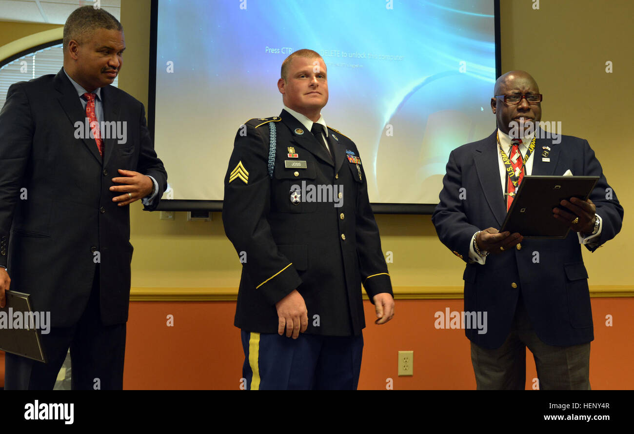 Sgt. John Joss e (sinistra) ed Jennings, Jr., HUD REGIONE IV amministratore regionale, di ascoltare come Don Wooten, un esercito veterano, legge Joss' Certificato di apprezzamento ad alta voce all'alloggiamento e lo sviluppo urbano di Atlanta Ufficio Regionale veterani cerimonia giorno nov. 4. Joss ha parlato a un pubblico di oltre 150 dipendenti HUD, molti di essi veterani circa il sacrificio e che cosa i veterani giorno significa per lui. Joss è uno sparatutto/istruttore con gli Stati Uniti Precisione di tiro dell'esercito dell'unità team paralimpico. Egli spera di competere per gli Stati Uniti nel 2016 Giochi Paralimpici di Rio de Janeiro. Sgt. Joss parla di sacrificio a veterani giorno cerimon Foto Stock