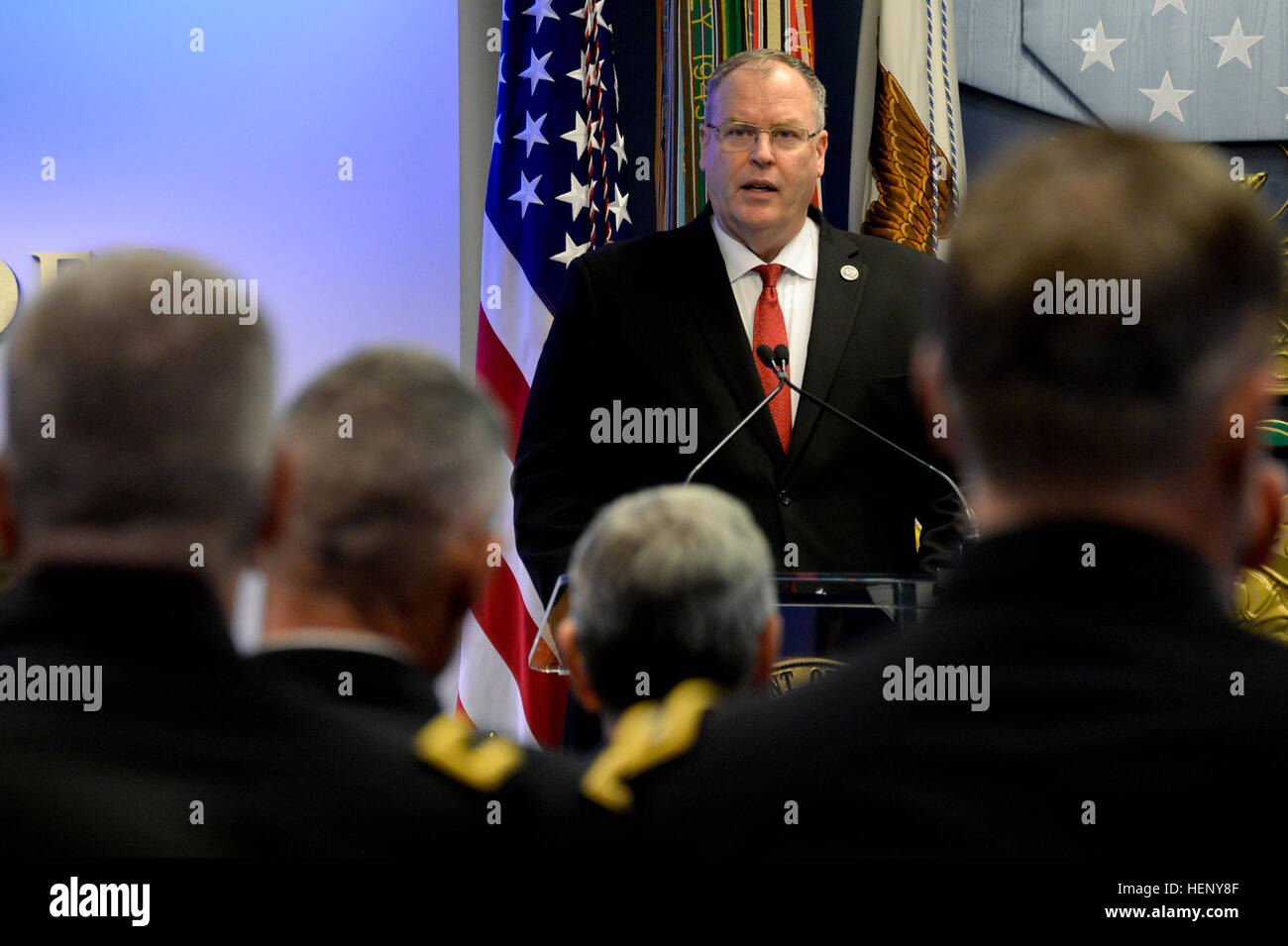 Il vice Segretario della Difesa Robert O. parla di lavoro durante una sala degli eroi di induzione, la cerimonia in onore di U.S. Esercito 1Lt. Alonzo H. Cushing, al Pentagono a Washington, nov. 7, 2014. Cushing postumo è stato premiato con la medaglia d'onore per le sue azioni durante la battaglia di Gettysburg Luglio 3, 1863. (U.S. Foto dell'esercito da Staff Sgt. Laura Buchta/RILASCIATO) 1Lt. Alonzo H. Cushing Hall of Heroes induzione 141107-A-VS818-215 Foto Stock