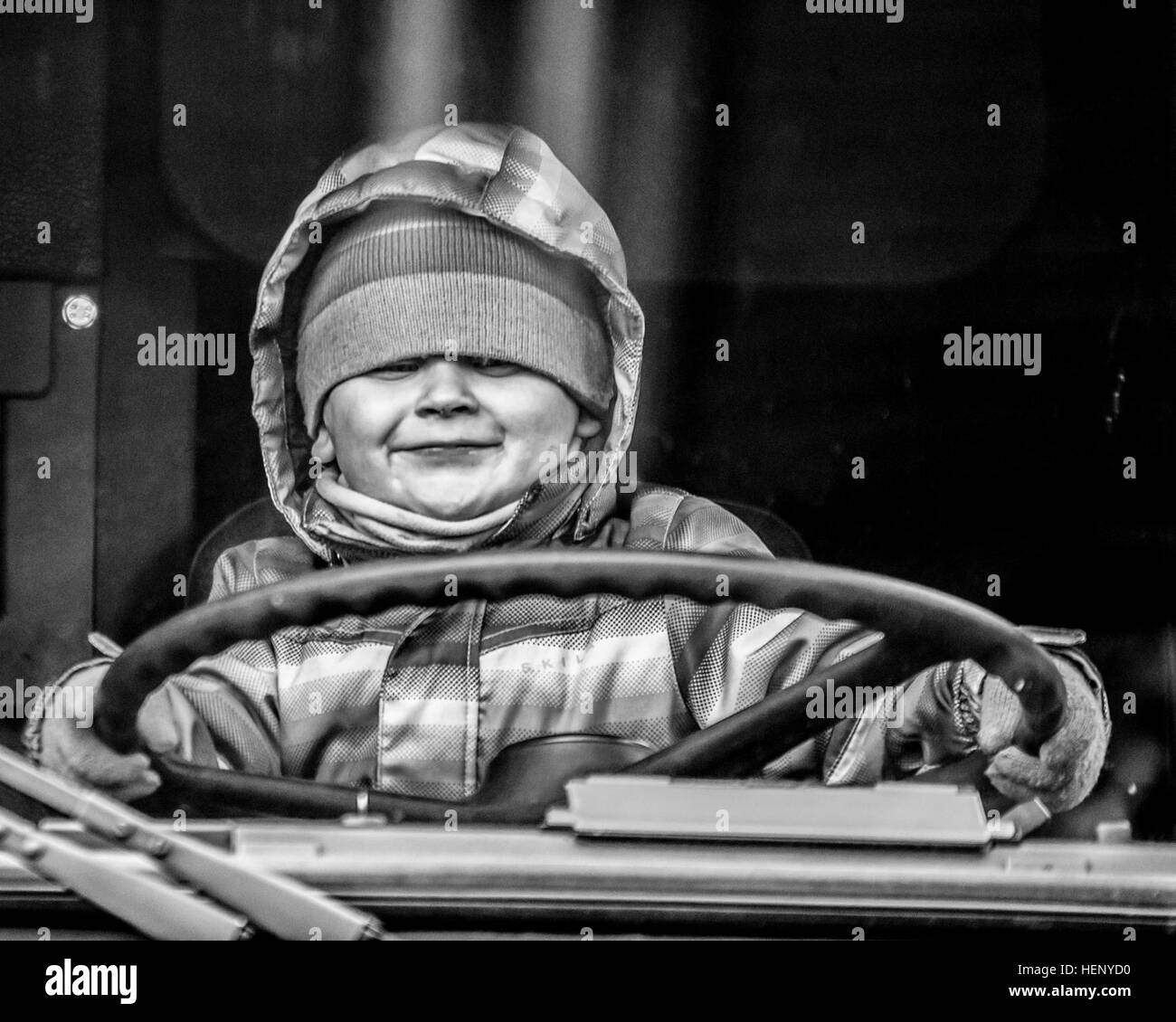 Tevon Jamek, 3, finge di guidare un estone di camion militare durante la Festa del Papà Feste, qui, domenica, nov. 9, 2014. Gli Stati Uniti e le forze armate estone, in collaborazione con la polizia locale e vigili del fuoco, stabilito una visualizzazione statica dei paesi' veicoli militari come parte di una comunità i rapporti evento durante il funzionamento Atlantic risolvere. Gli Stati Uniti Esercito Europa-Atlantico led risolvere, una multinazionale combinato esercizio di armi che coinvolgono il 1° Brigata Team di combattimento, 1° Divisione di cavalleria, e nazioni ospitanti, avviene in tutta l'Estonia, la Lettonia, la Lituania e la Polonia per migliorare interope multinazionale Foto Stock