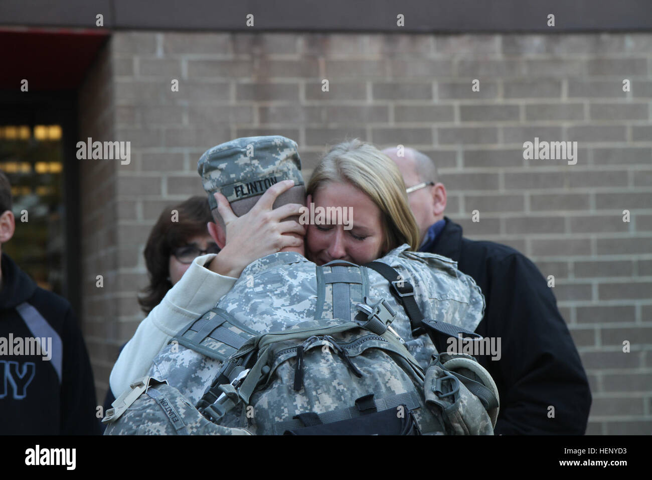 Primo Lt. Korey R. Flinton, nativo di Leesburg, Virginia, e executive officer, Bravo Company, cinquantesimo battaglione di segnale (Expeditionary), trentacinquesimo vigili del segnale (Teatro tattico), è abbracciato addio da sua moglie Courtney J. Flinton prima di salire a bordo di un autobus in occasione del cinquantesimo ESB sede, Fort Bragg, N.C., nov. 10, e inizi il suo viaggio a Monrovia, Liberia, dove egli potrà aggiungere la sua esperienza di segnale alla battaglia per contenere il virus Ebola focolaio. (U.S. Foto dell'esercito da Staff Sgt. Ashley M. Armstrong, trentacinquesimo vigili del segnale (Teatro tattico) Affari pubblici/RILASCIATO) 35th TTSB soldati partire per l Africa OUA missione Foto Stock