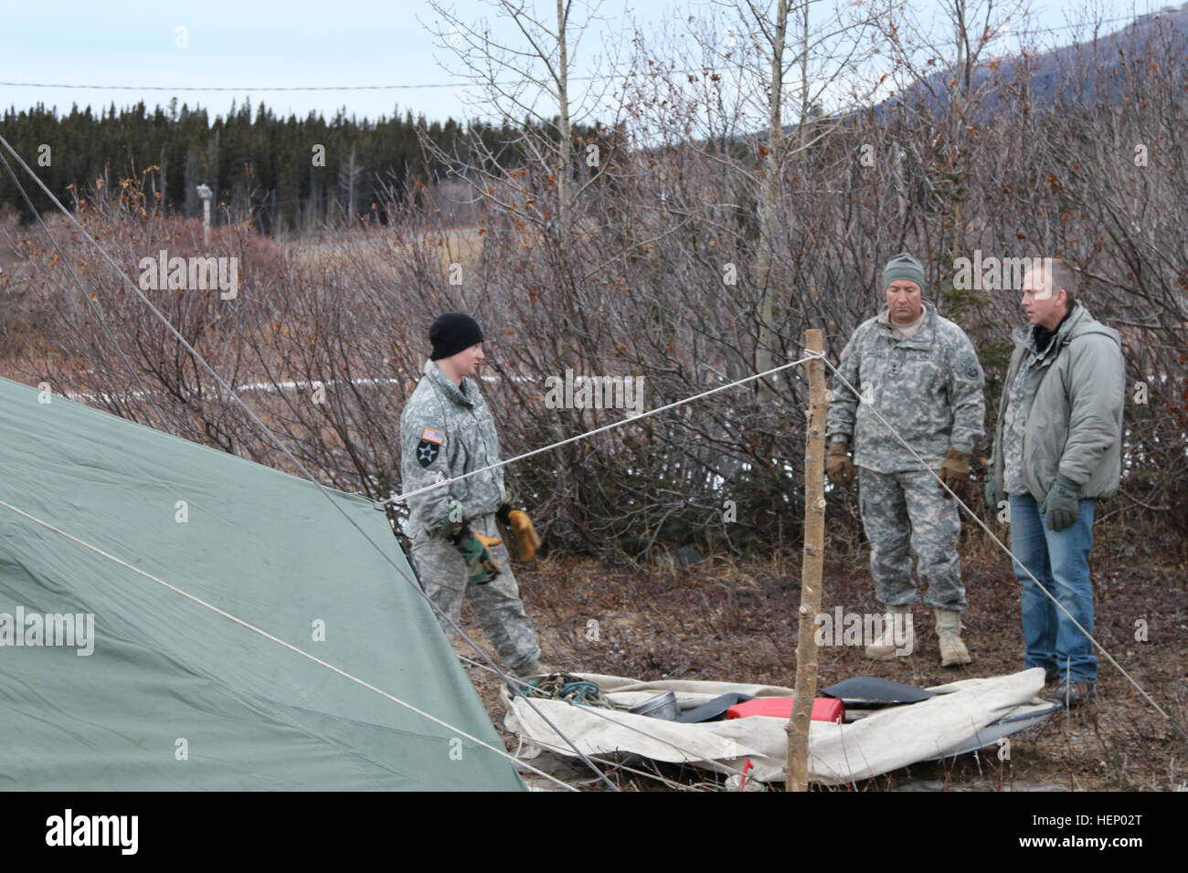 Sotto Segretario dell'esercito Brad R. Carson, insieme con il Mag. Gen. Michael H. scudi, comandante generale, U.S. Esercito di Alaska, visualizzare un akhio sled dimostrazione nov. 18, 2014. La slitta akhio è utilizzato dai soldati USARAK tutto Alaska Artico per la mobilità e la capacità di sopravvivenza. NWTC si trova al Black Rapids Sito di formazione, 130 miglia a sud di Fort Wainwright, e l'esercito di premier centro di formazione per basse temperature e alta altitudine operazioni. Soldati USARAK affinare le loro capacità qui in preparazione per la grande varietà delle contingenze in tutto il Pacifico e Artico. (Foto di Sgt. Sean Callahan USARAK Foto Stock