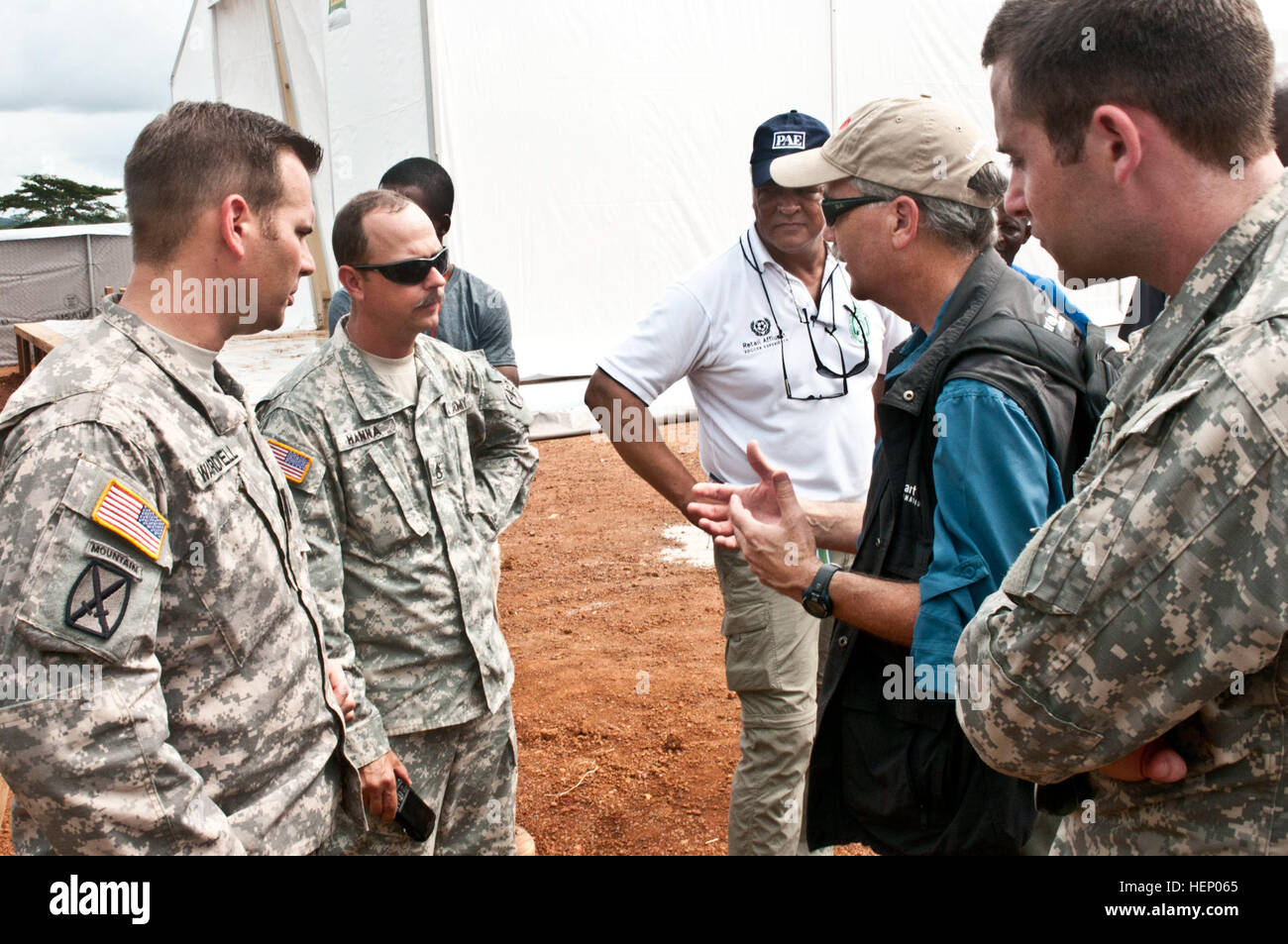 Da sinistra, Cap. Willam Wardwell dal Mico, Texas, e lo Staff Sgt. Curtis Hanna da Newton sale, Ohio, ascoltare James Mitchum, CEO di cuore a cuore International, discutere le operazioni a Tappita Ebola e unità di trattamento sito in costruzione nov. 20, 2014, mentre il cap. Bryan Bintliff, nativo di Newton, Pa., ascolta. Funzionamento Regno assistenza è un Dipartimento della Difesa il funzionamento in Liberia per fornire la logistica, la formazione e il supporto tecnico di U.S. Agenzia per lo Sviluppo Internazionale-ha guidato gli sforzi per contenere il virus Ebola epidemia in Africa occidentale. (U.S. Foto dell'esercito da Capt. Eric Hudso Foto Stock