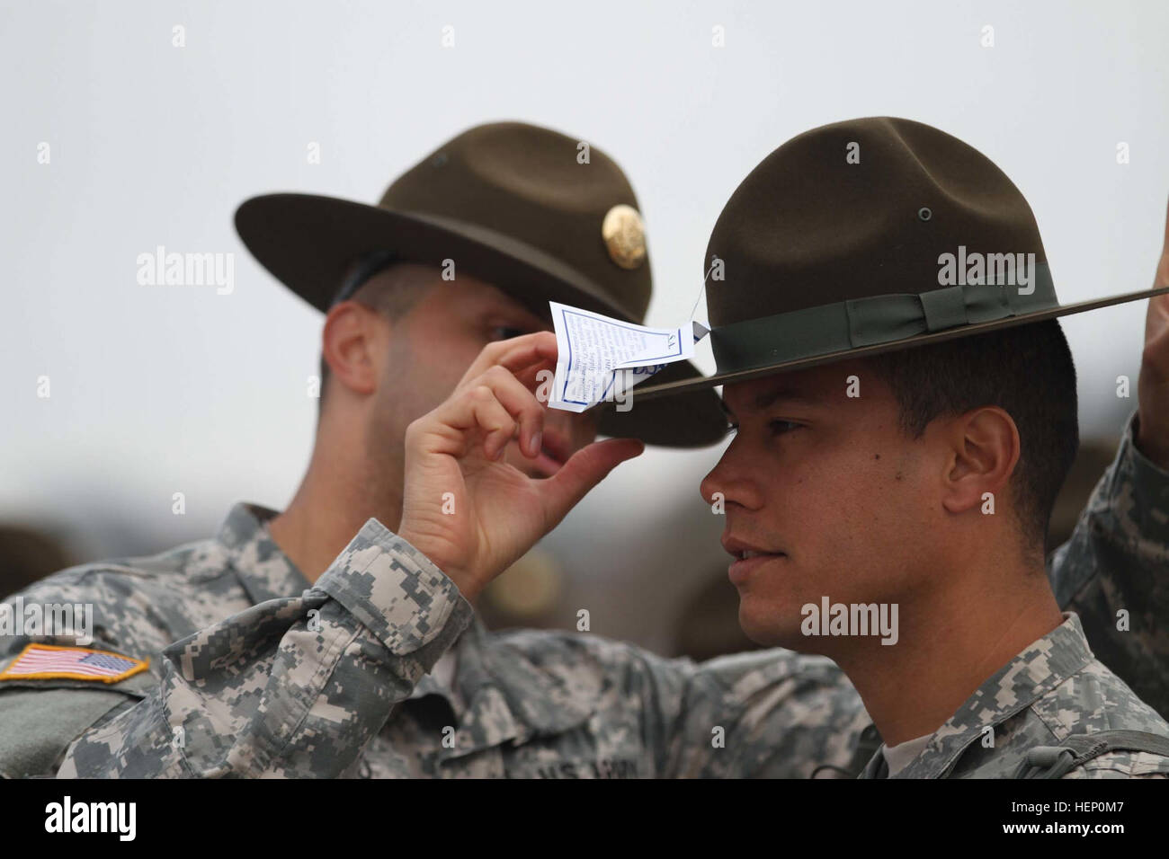 Trapanare il sergente candidati presso l'esercito degli Stati Uniti trapanare il sergente scuola sono montati e rilasciato i loro cappelli a solo pochi giorni prima della laurea dal prestigioso corso. Il verde militare copricapo indossato da trapano maschio sergenti oggi ha un orlo di piatto, Montana di picco e porta un disco d oro del grande sigillo degli Stati Uniti sulla sua fronte. I soldati di fanteria indossare un fanteria disco blu sotto la guarnizione. Trapanare sergenti prima indossato questa hat nel 1964 come un modo di distinguere se stessi da coloro che erano cariche di trasformare in soldati. È stato loro orgoglioso simbolo sin. Un simbolo leggendario Foto Stock