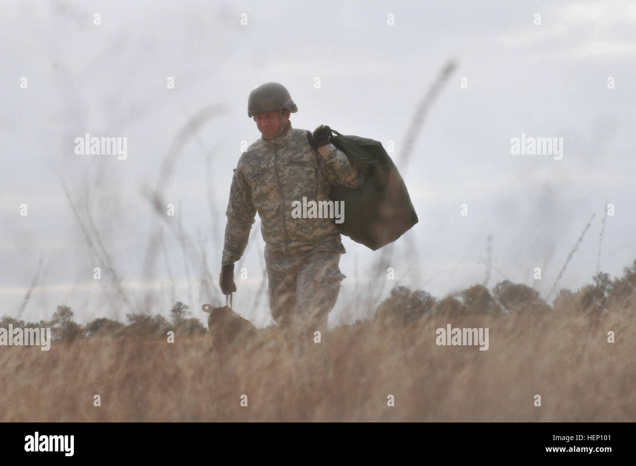 Il Mag. Nick Thompson, da Charlie Company 1 Special Warfare Gruppo di addestramento, rende la sua fu il rally point dopo lo sbarco su Luzon nella zona di caduta per il XVII annuale di Randy Oler Memorial il funzionamento del giocattolo Drop, ospitato dalla U.S. Esercito degli affari civili e le operazioni psicologiche il comando (airborne), 8 dicembre 2014, presso il Camp Mackall, N.C. Il funzionamento del giocattolo Drop è la più grande del mondo di combinata airborne il funzionamento e permette di soldati le opportunità per aiutare i bambini bisognosi ricevono giocattoli per le vacanze. (U.S. Esercito foto di Spc. Lisa Velazco) rende il modo di rally point 141208-A-QW291-144 Foto Stock
