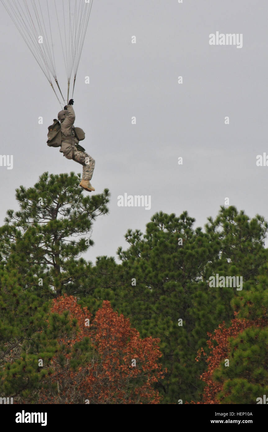 Stati Uniti Esercito partrooper scende sul Luzon nella zona di caduta per il XVII annuale di Randy Oler Memorial il funzionamento del giocattolo Drop, ospitato dalla U.S. Esercito degli affari civili e le operazioni psicologiche il comando (airborne), 8 dicembre 2014, presso il Camp Mackall, N.C. Il funzionamento del giocattolo Drop è la più grande del mondo di combinata airborne il funzionamento e permette di soldati le opportunità per aiutare i bambini bisognosi ricevono giocattoli per le vacanze. (U.S. Esercito foto di Spc. Lisa Velazco) US Army paracadutista scende dal velivolo 141208-A-QW291-225 Foto Stock